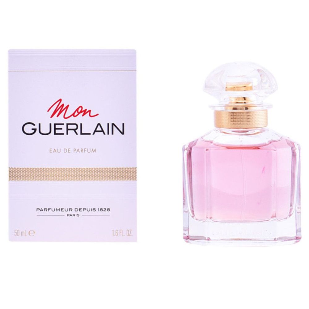 Flacon de parfum et emballage. Flacon avec liquide rose, col doré et bouchon transparent. Emballage avec texte.