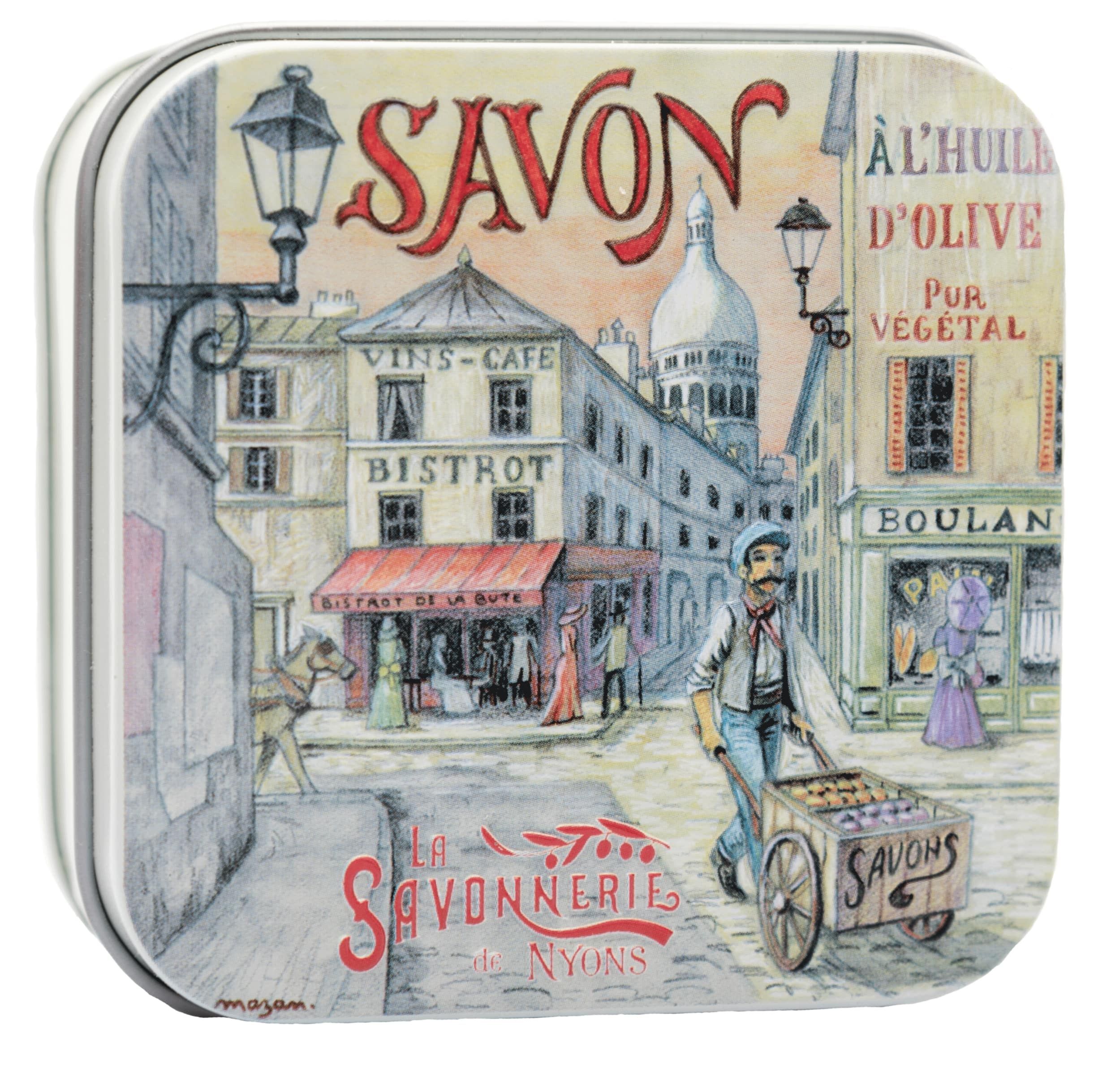 Boîte métallique illustrée d'une scène de rue. Inscriptions "SAVON" et "La Savonnerie de Nyons".