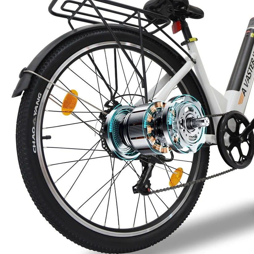 Close-up van het achterwiel van een witte elektrische fiets. Motor, remschijf en bagagedrager.