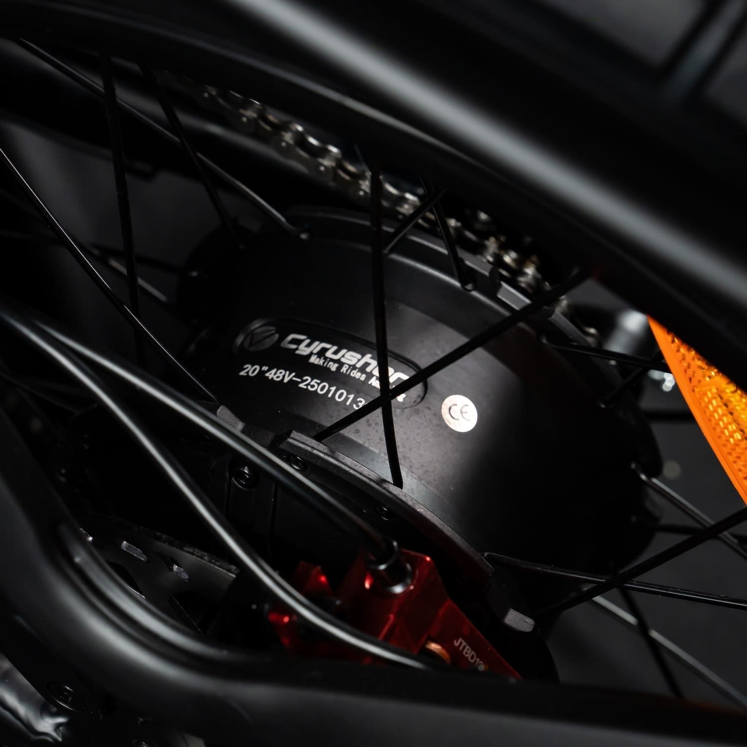 Zwarte motor met Cyrusher-opschrift. Details: 20*48V-2501013. CE-markering.