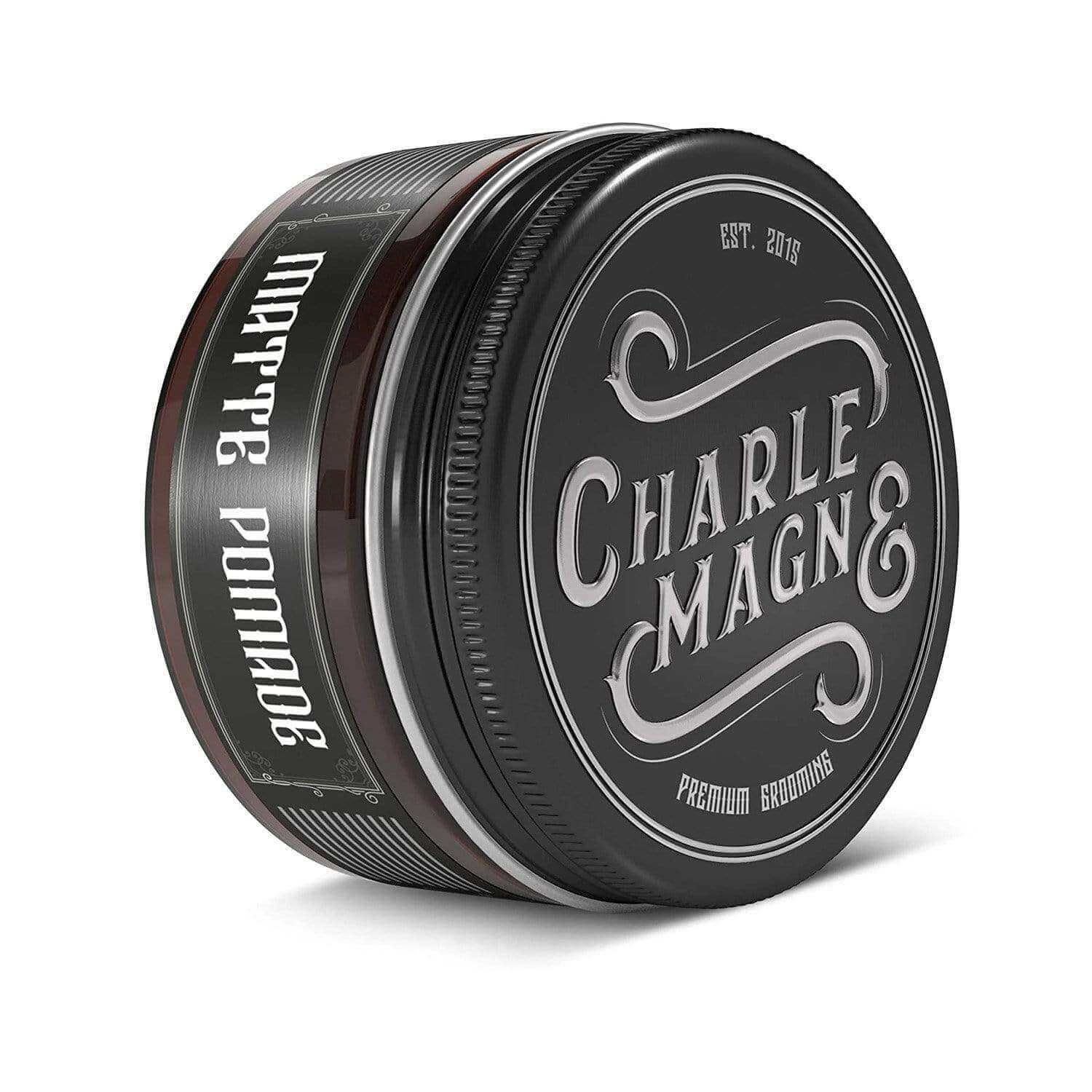Ronde pot met zwarte deksel. Opschrift "CHARLE MAGN&" en "MATTE POMADE". Bruine zijwand.