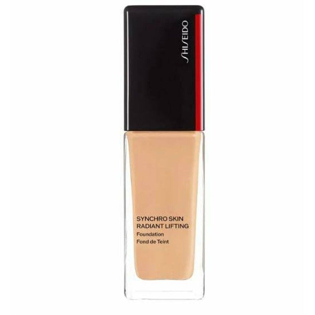 Fond de teint beige dans un flacon rectangulaire en verre avec bouchon noir. Inscription: Synchro Skin Radiant Lifting. Marque: Shiseido.