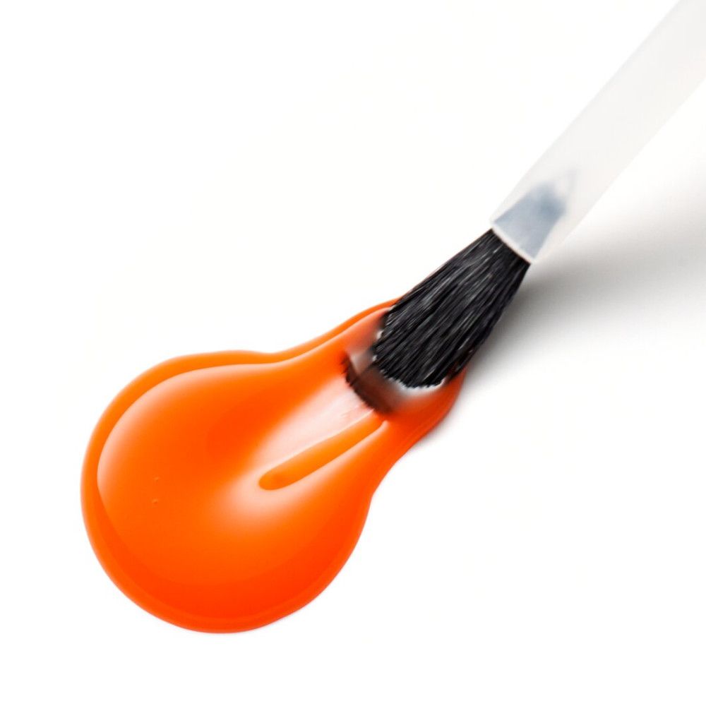 Penseel met oranje nagellak. Lak op witte achtergrond. Penseelharen zwart.