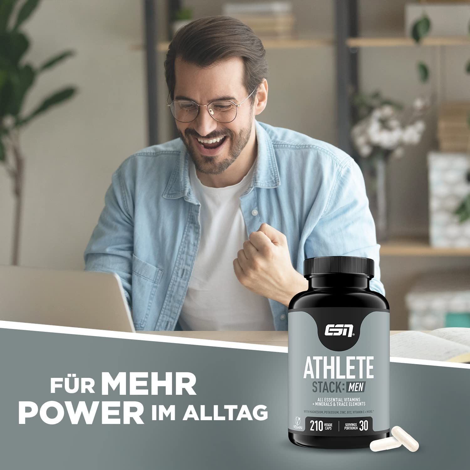 Man lacht voor laptop, naast ESN ATHLETE STACK: MEN fles. Capsules ernaast. Tekst: Voor meer energie in het dagelijks leven.