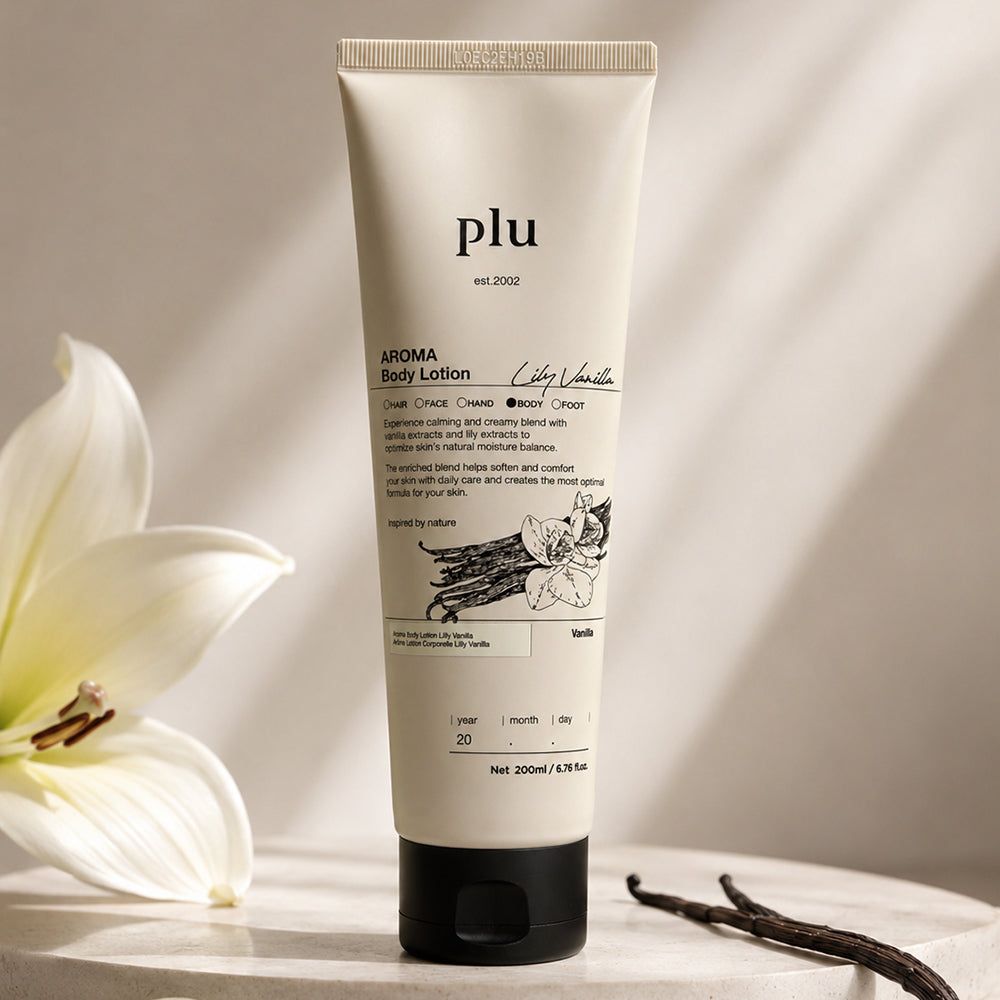 PLU Aroma Bodylotion Lelie & Vanille tube naast een lelie en vanillestokjes op een stenen voetstuk.