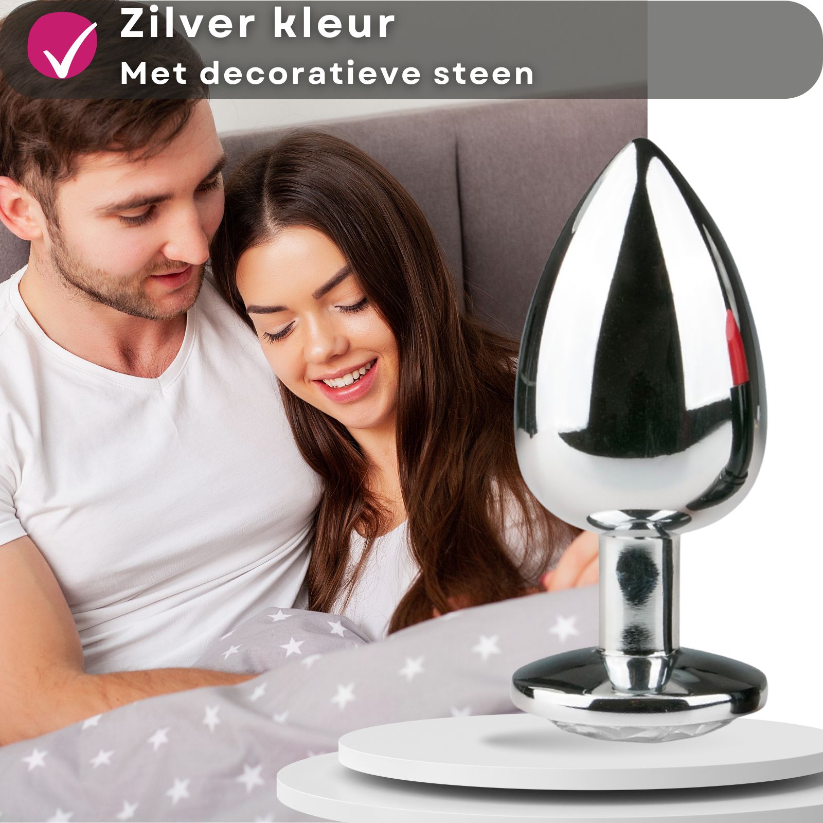 Koppel in bed. Metalen anale plug, zilverkleurig, met siersteen. Tekst: Zilver met decoratieve steen.