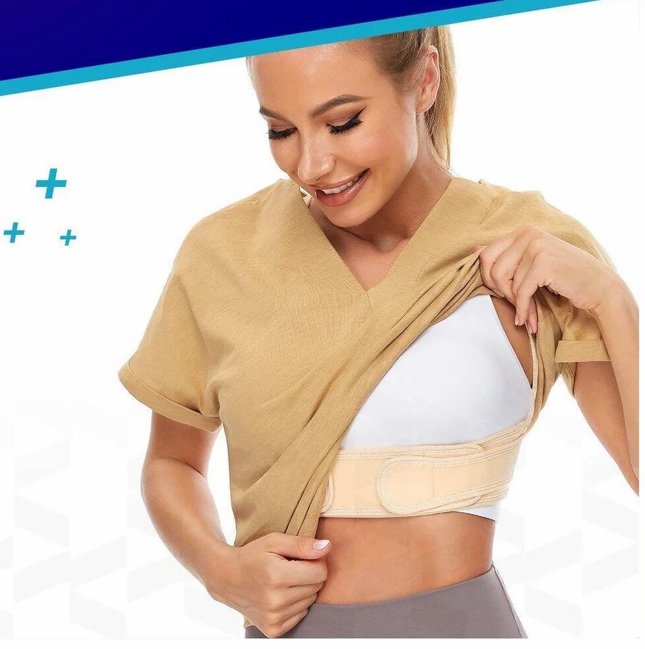 Femme portant une ceinture dorsale beige sous une chemise. Sangles et bretelles réglables. Couleur beige.