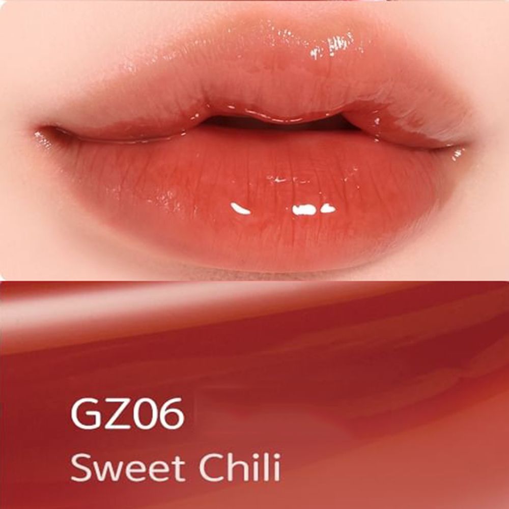 Close-up van lippen met glanzende, rode lipgloss. Tekst: "GZ06 Sweet Chili".
