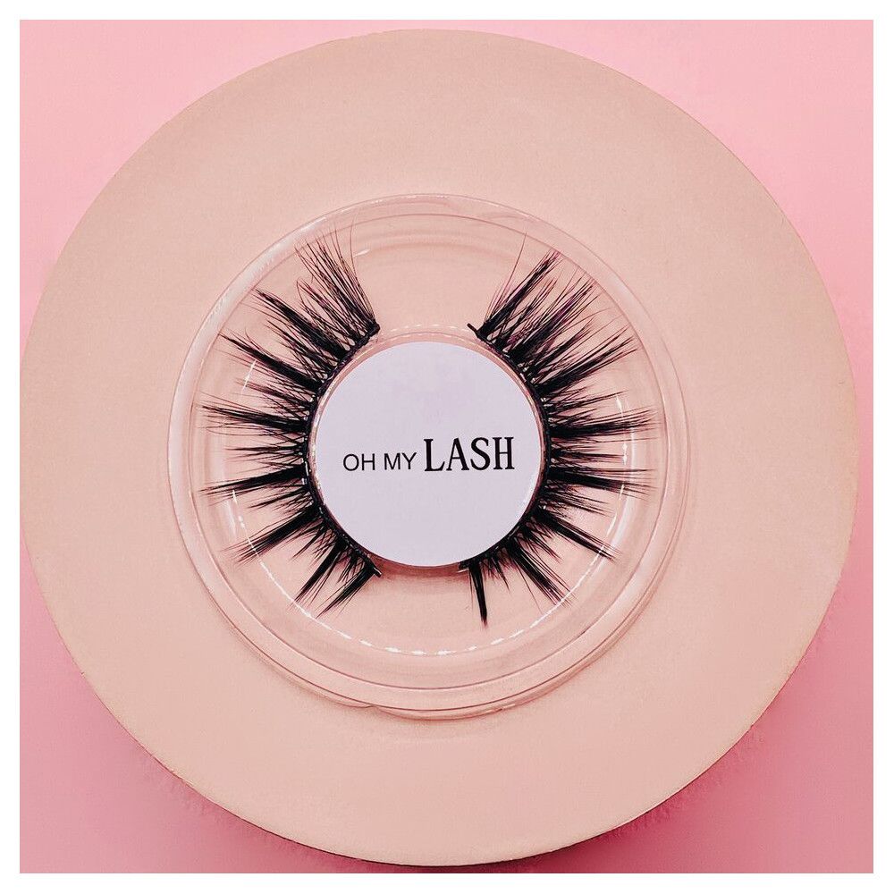 Faux cils dans un emballage transparent. Inscription: Oh My Lash.