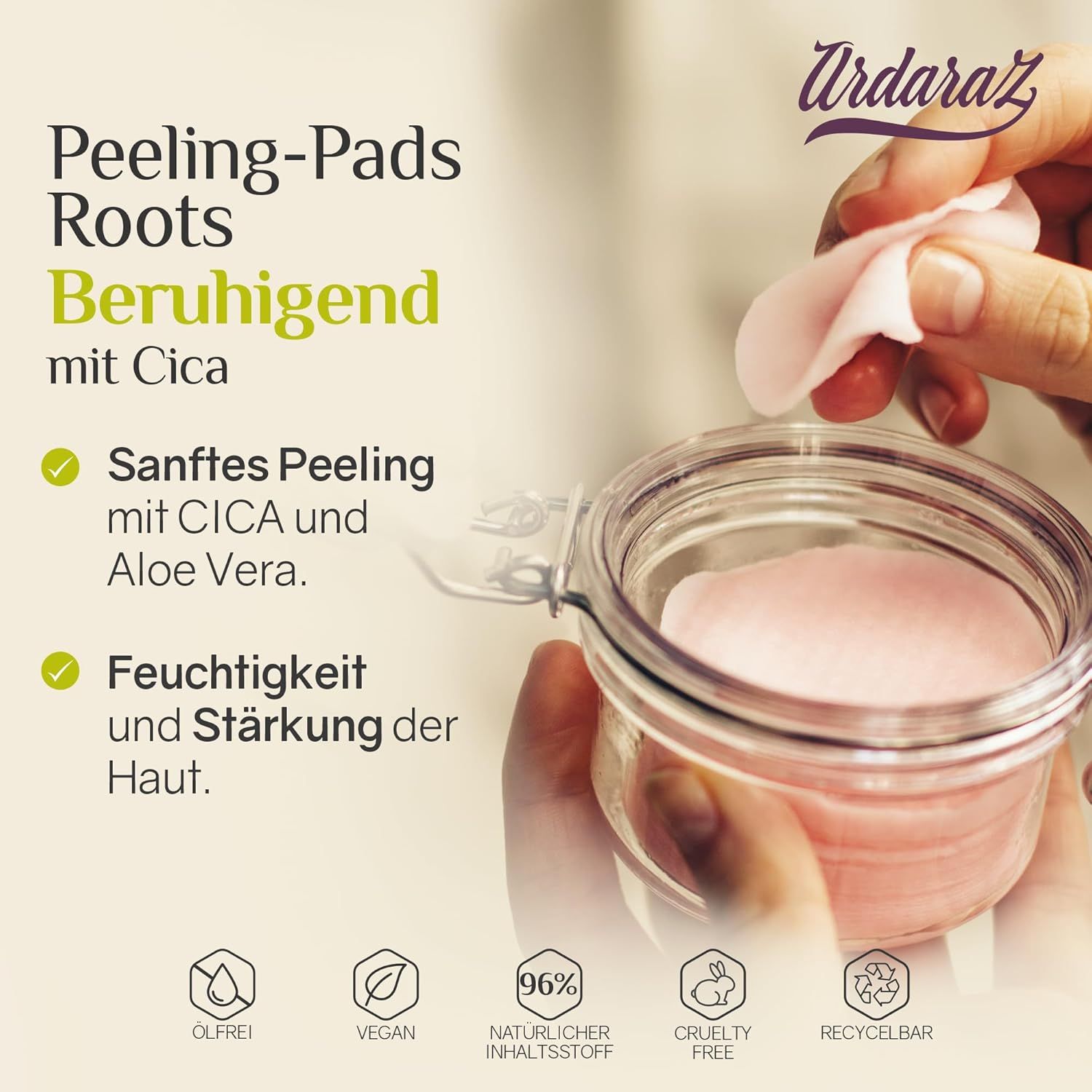 Mains tenant un pot en verre avec des coussinets roses. Texte : Peeling-Pads Roots, apaisant avec Cica. Logos : sans huile, végétalien, 96% ingrédients naturels.