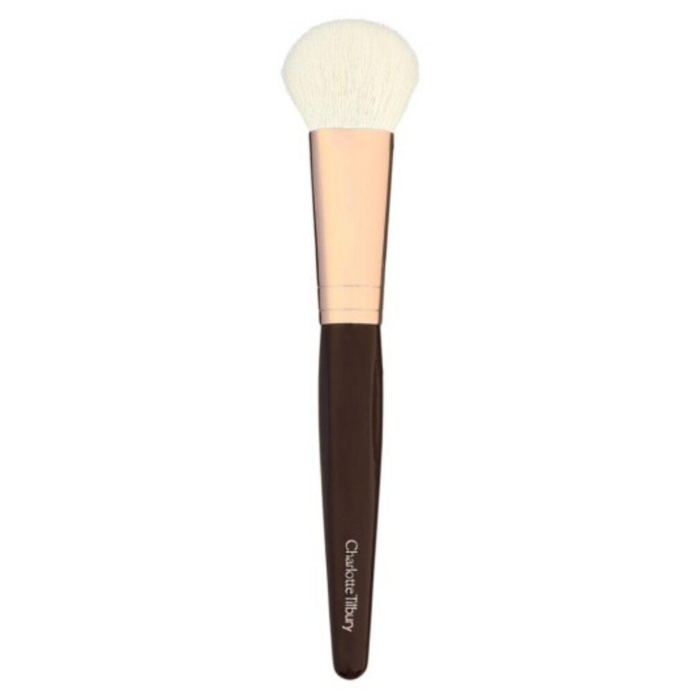 Ronde penseel met bruine steel, gouden ferrule en crèmekleurige borstelharen. Met tekst 'Charlotte Tilbury'.