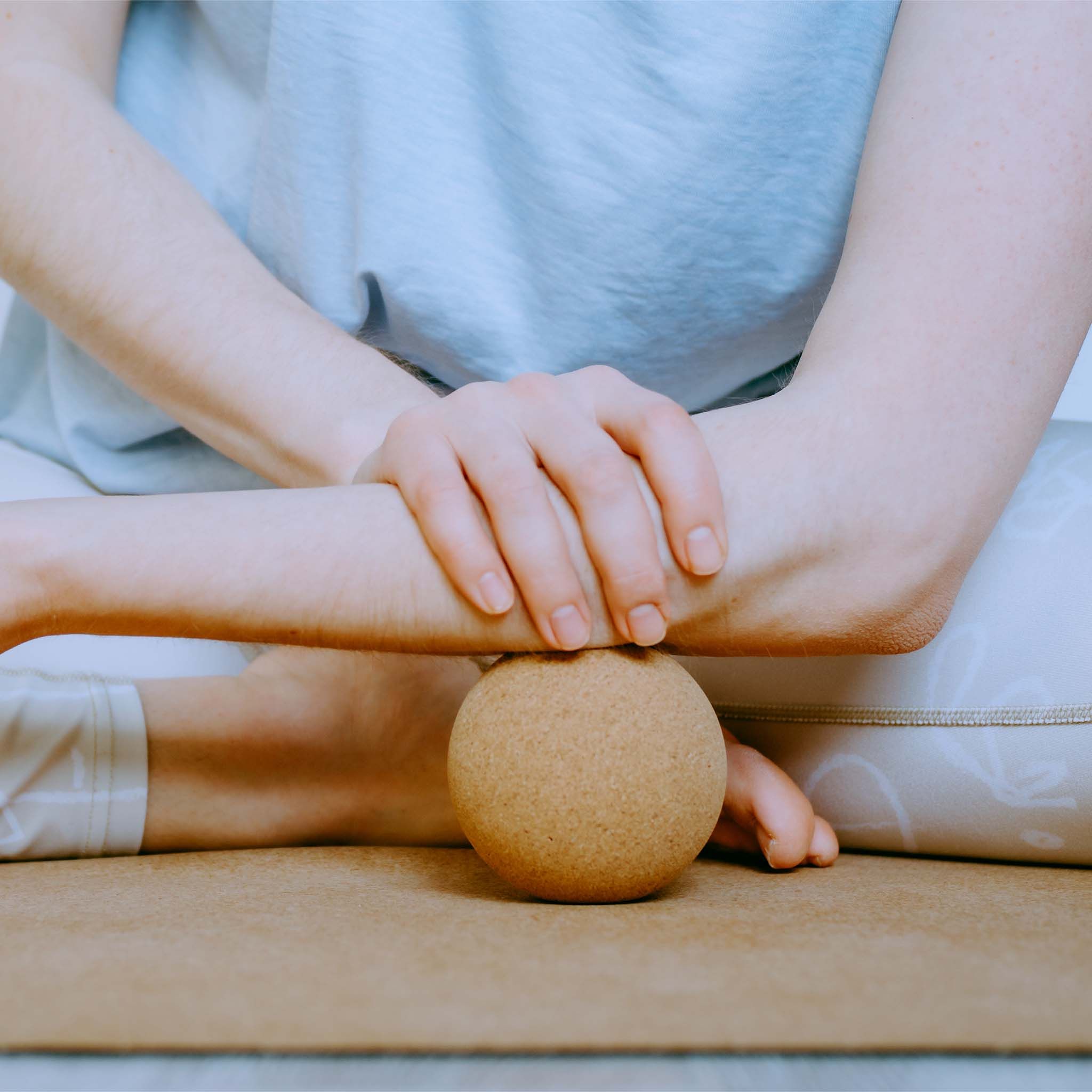Personne utilisant une balle en liège sous le bras. Sur un tapis. Liège naturel.