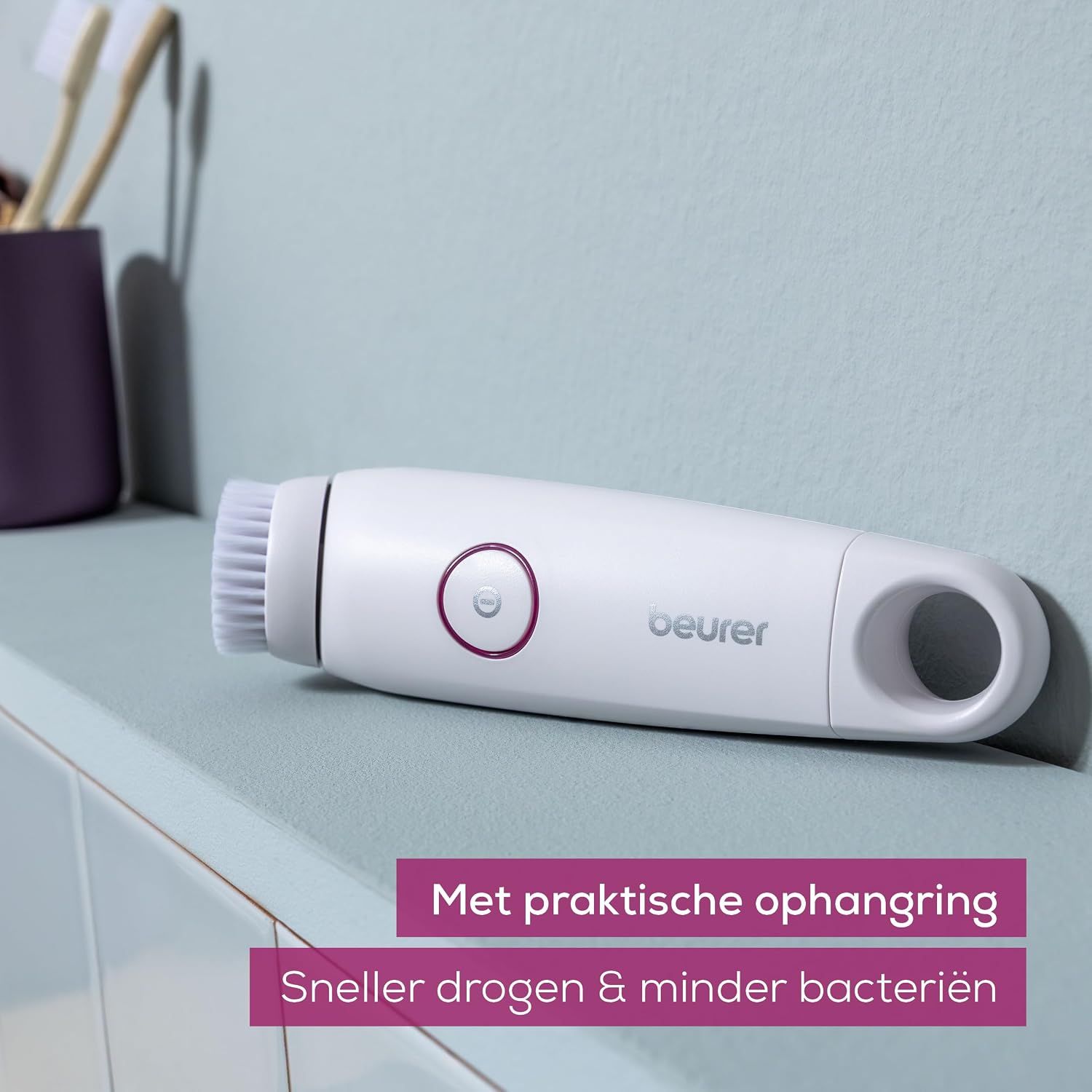 Vrouw met sproeten reinigt haar gezicht met een witte borstel.