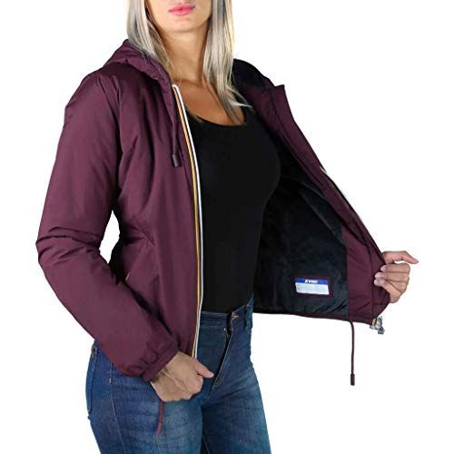 Veste bordeaux à capuche. Fermeture éclair devant. La personne porte la veste. Doublure intérieure noire.