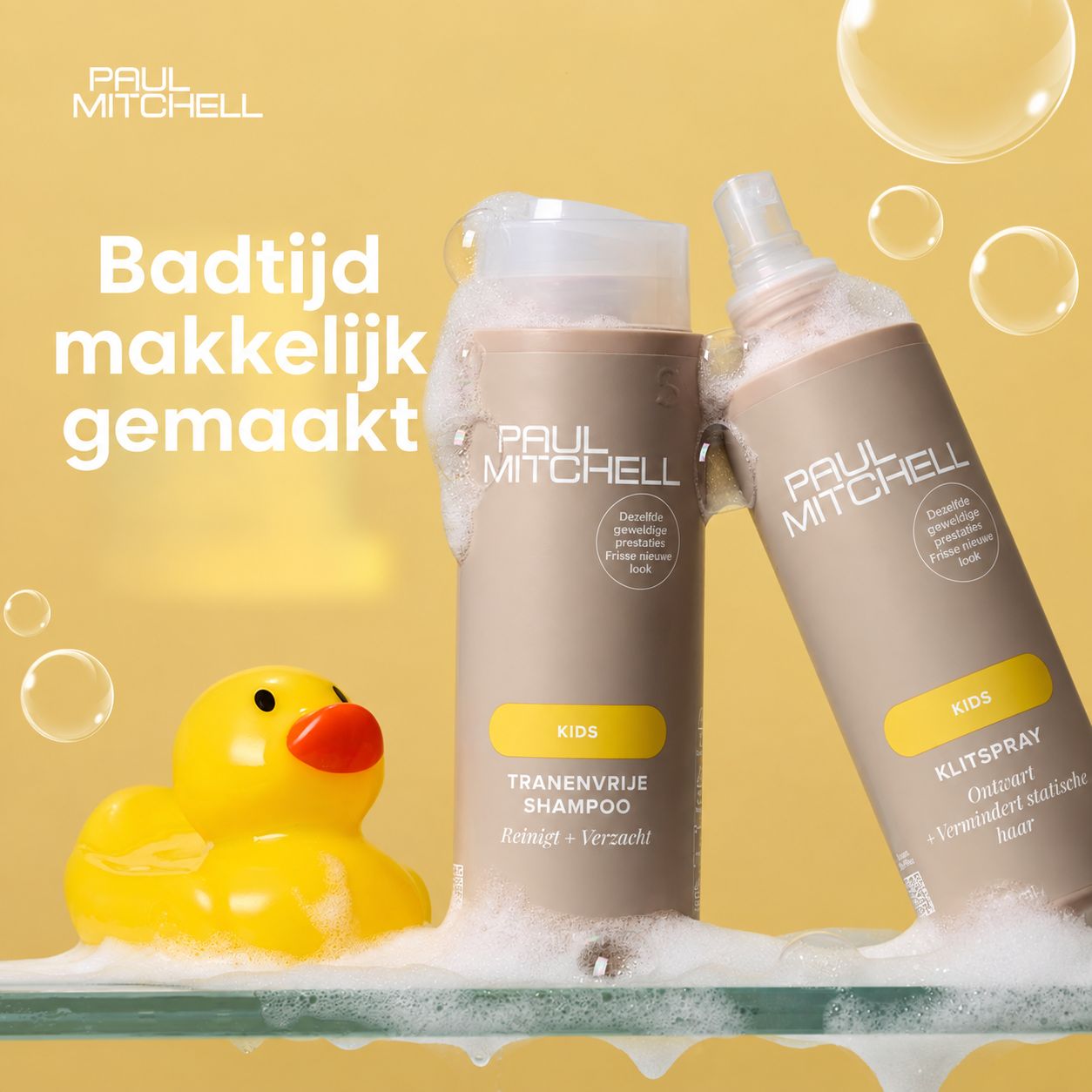 Een ronde, heldere vloeistof met kleine belletjes en deeltjes.