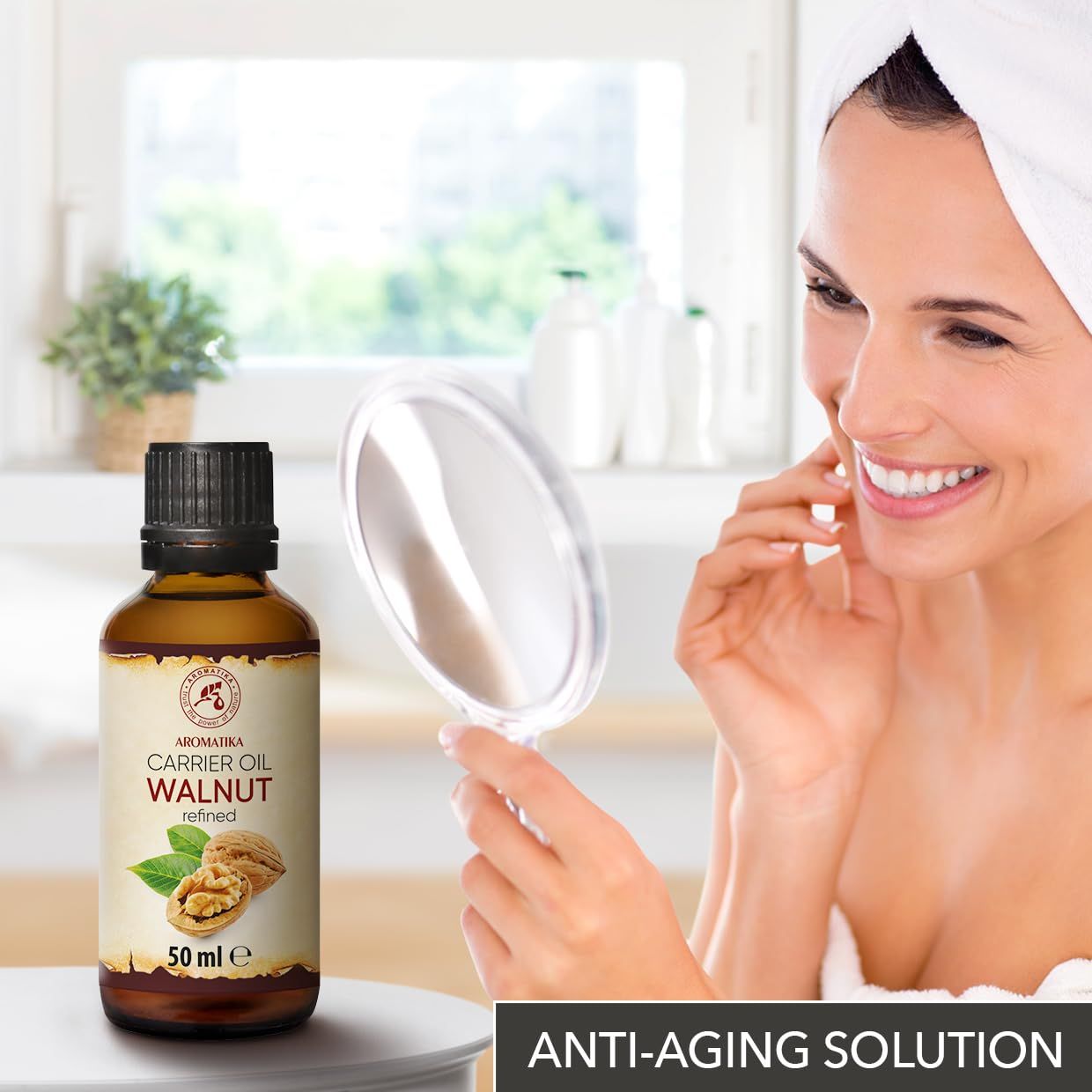 Femme avec miroir et flacon d'huile de noix AROMATIKA, solution anti-âge.