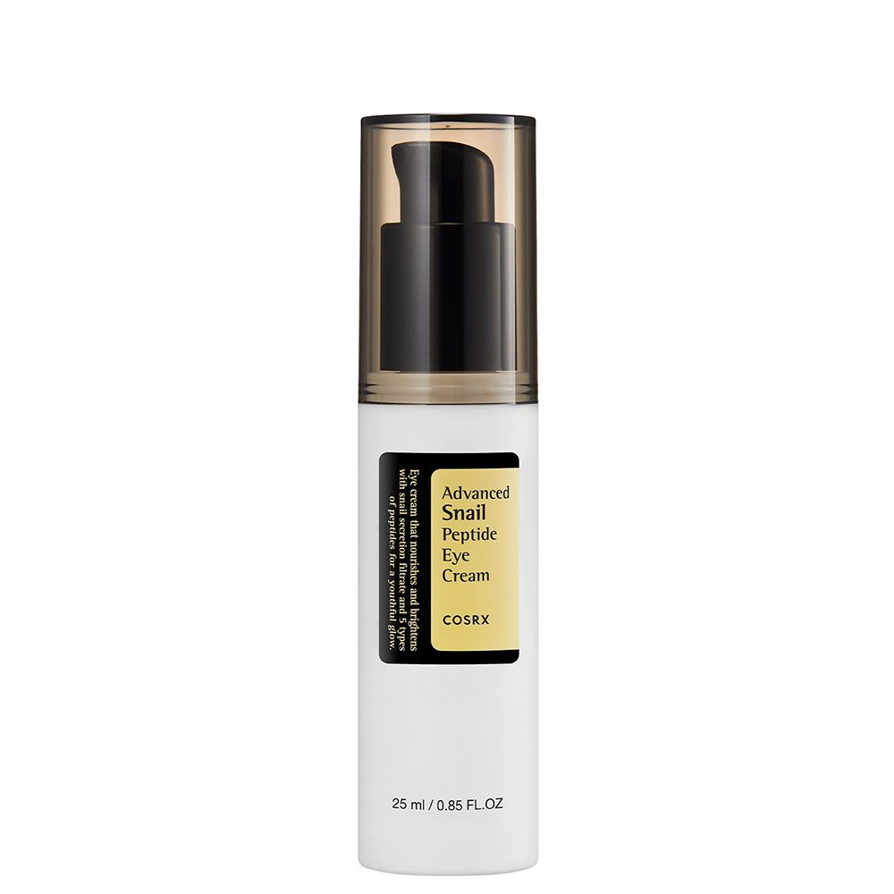 Witte fles met pompdos en zwarte dop, met opschrift 'Advanced Snail Peptide Eye Cream'.
