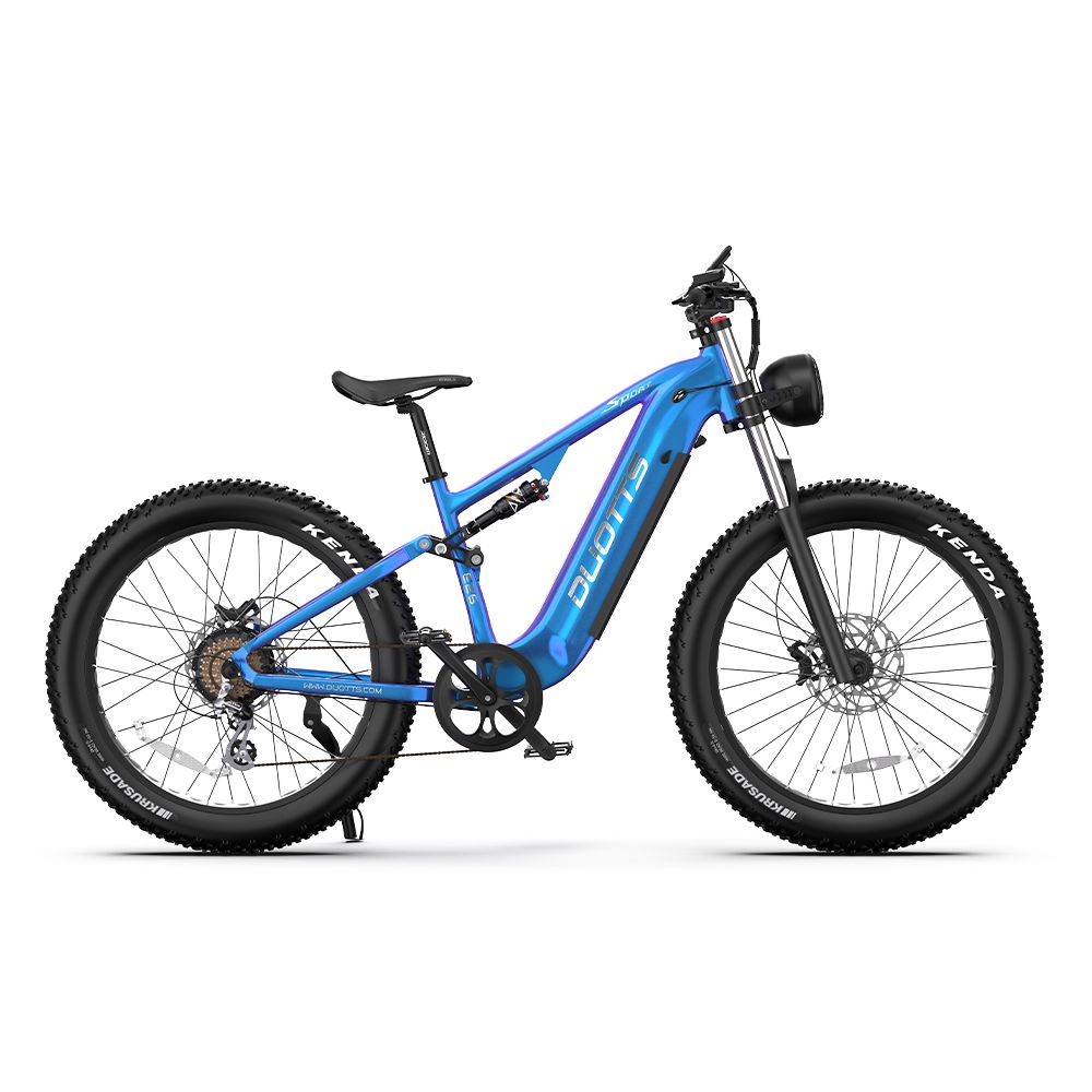 VTT électrique bleu DUOTTS E26. Pneus noirs, logo DUOTTS. Phare, suspension, selle. Pneus Kenda.