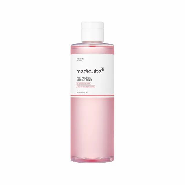 Flacon cylindrique contenant un liquide rose. Bouchon blanc et étiquette avec texte: medicube, PDRN Pink Cica Soothing Toner.
