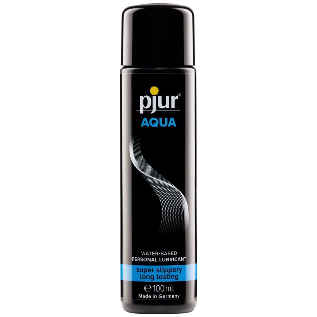 Flacon noir avec bouchon noir. Inscription : pjur AQUA, à base d'eau, super glissant, longue durée. 100ml.