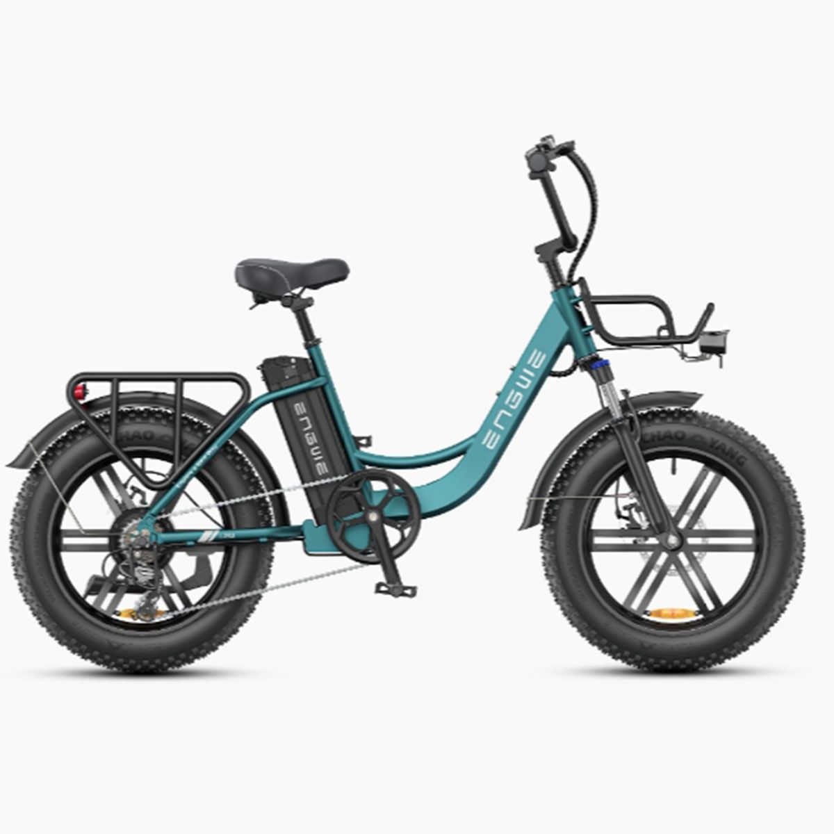 Turquoise elektrische fiets met brede banden, bagagerek en mand. Merk ENGWE.