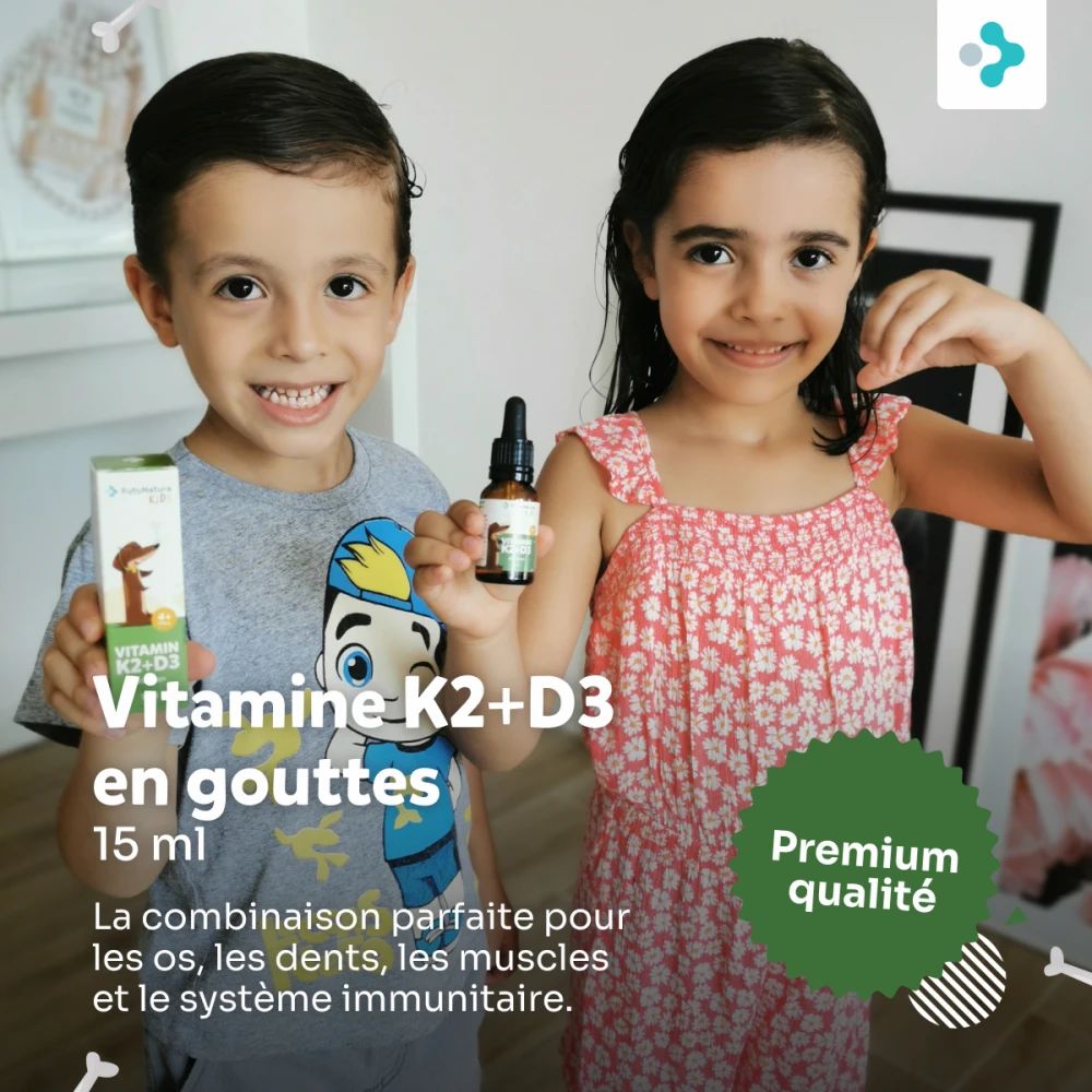 Deux enfants tiennent une bouteille et un emballage. Inscription : Vitamine K2+D3 en gouttes, 15 ml. Autocollant vert : Qualité supérieure.