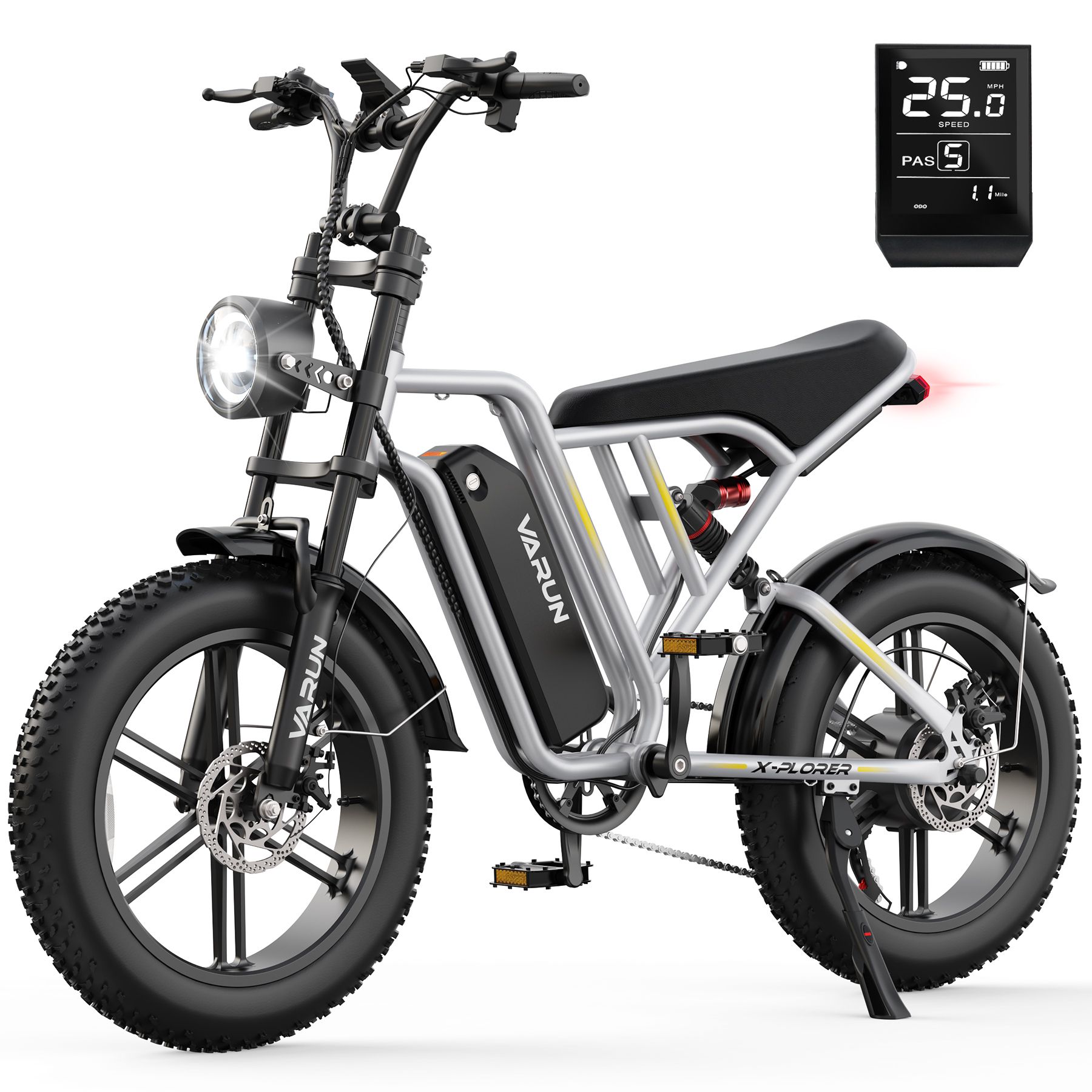 E-bike in bromfietsstijl met volledige vering. Zwarte banden, zilveren frame, koplamp. Digitale snelheidsweergave.