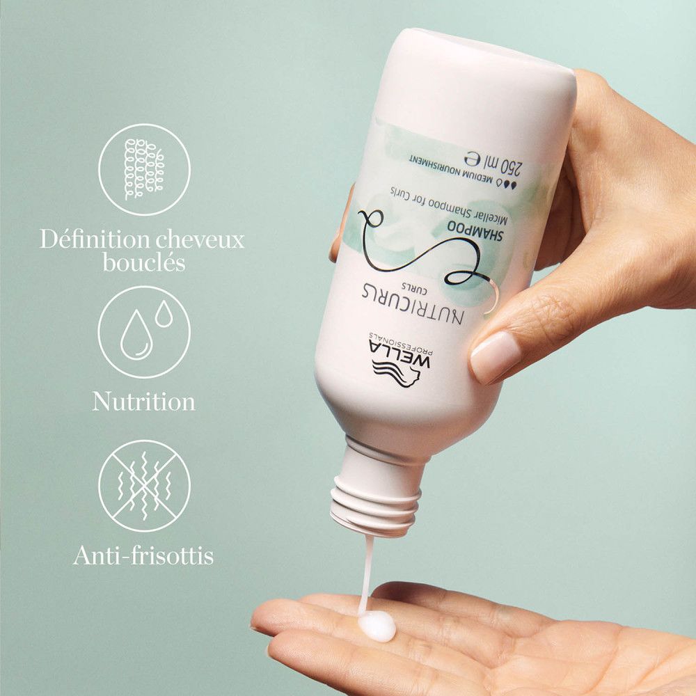 Flacon de shampooing blanc, produit versé dans la main. Texte: NUTRUCURLS, Shampooing pour boucles. Symboles: Définition, Nutrition, Anti-frisottis.