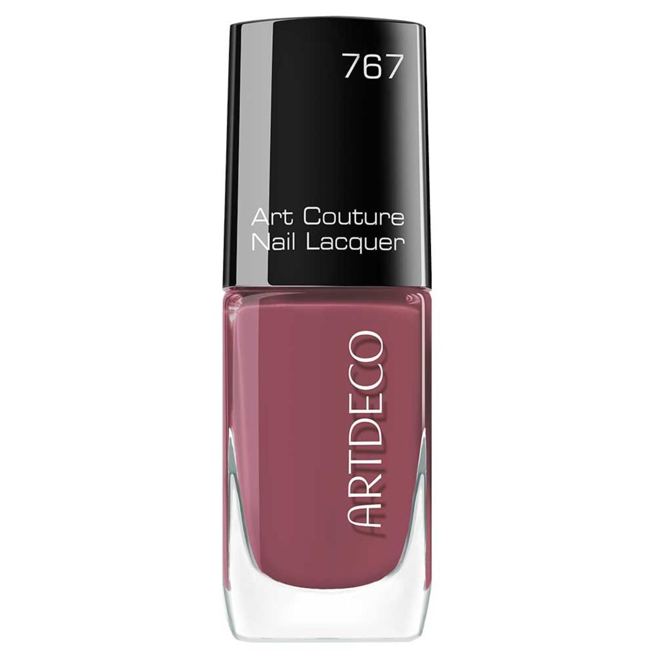 Roze nagellakfles. Zwarte dop met opschrift "767" en "Art Couture Nail Lacquer". Merk: ARTDECO.