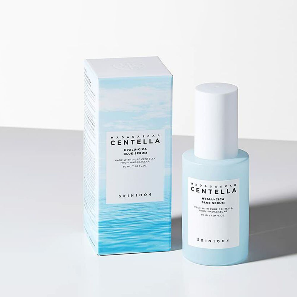 Flacon de sérum bleu clair et emballage. Inscriptions : MADAGASCAR CENTELLA, HYALU-CICA BLUE SERUM, SKIN1004.