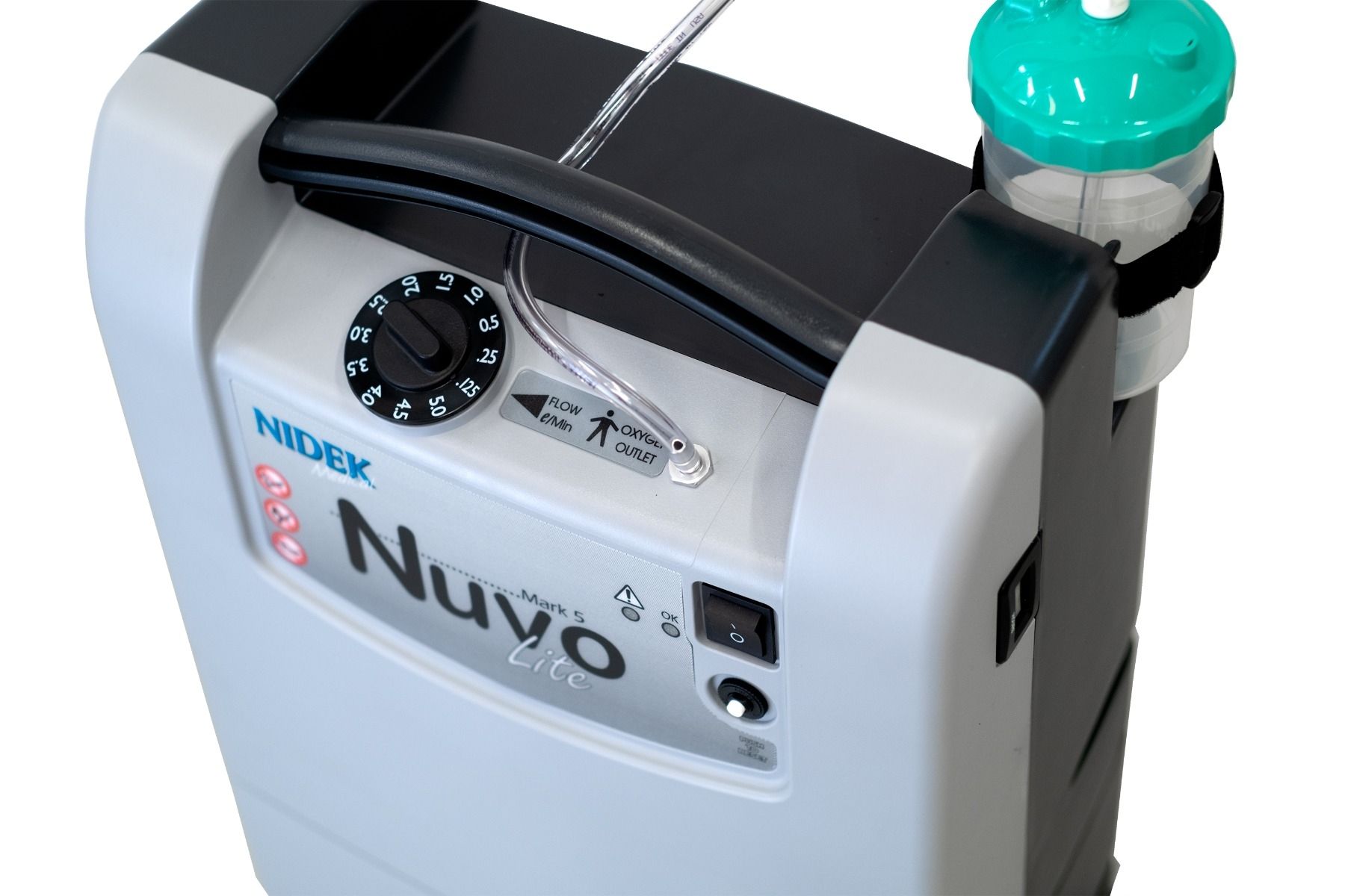 Voorkant van een Nidek Nuvo Lite zuurstofconcentrator met draaiknop, schakelaar en bevochtigingsfles.