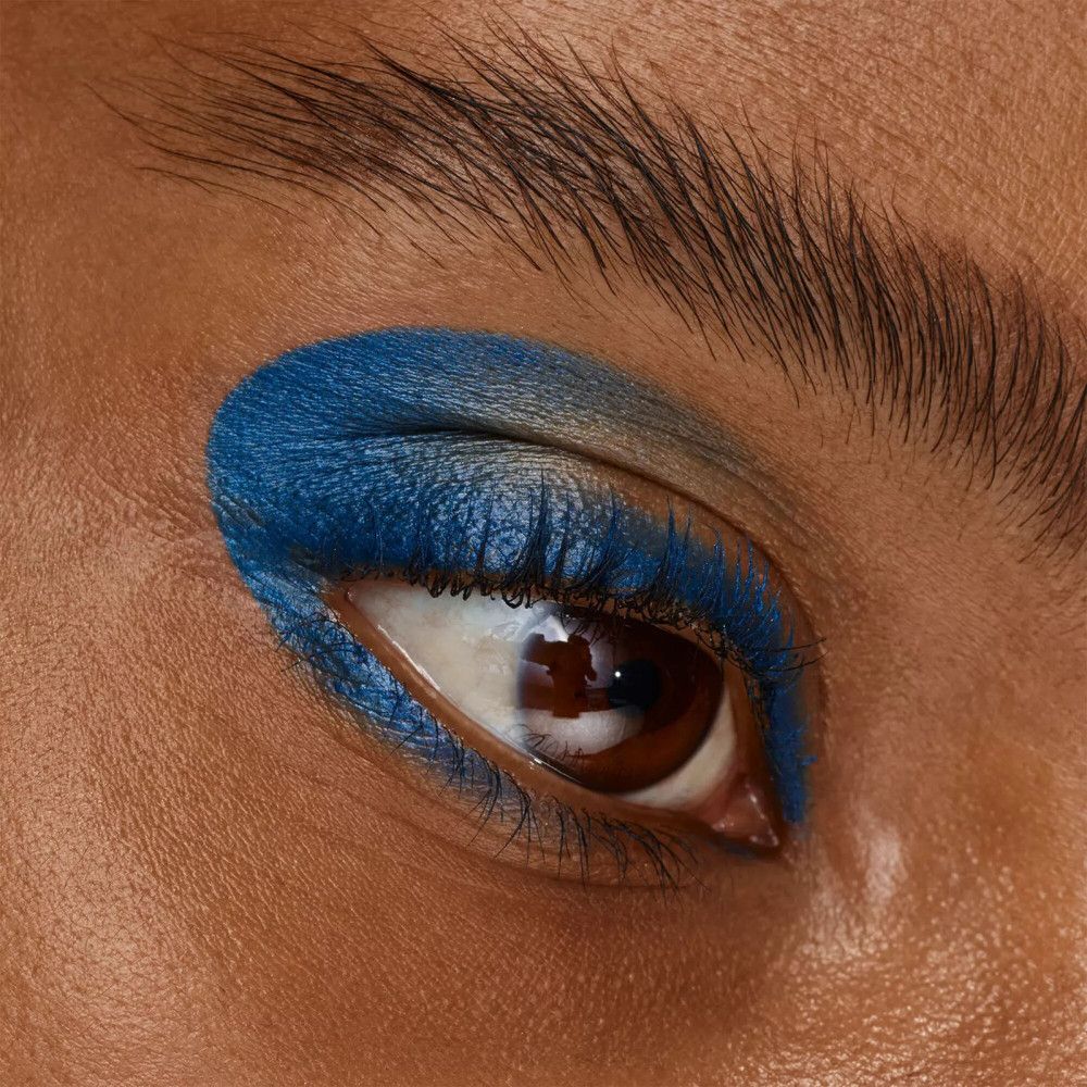 Gros plan sur un œil avec fard à paupières bleu et khôl.