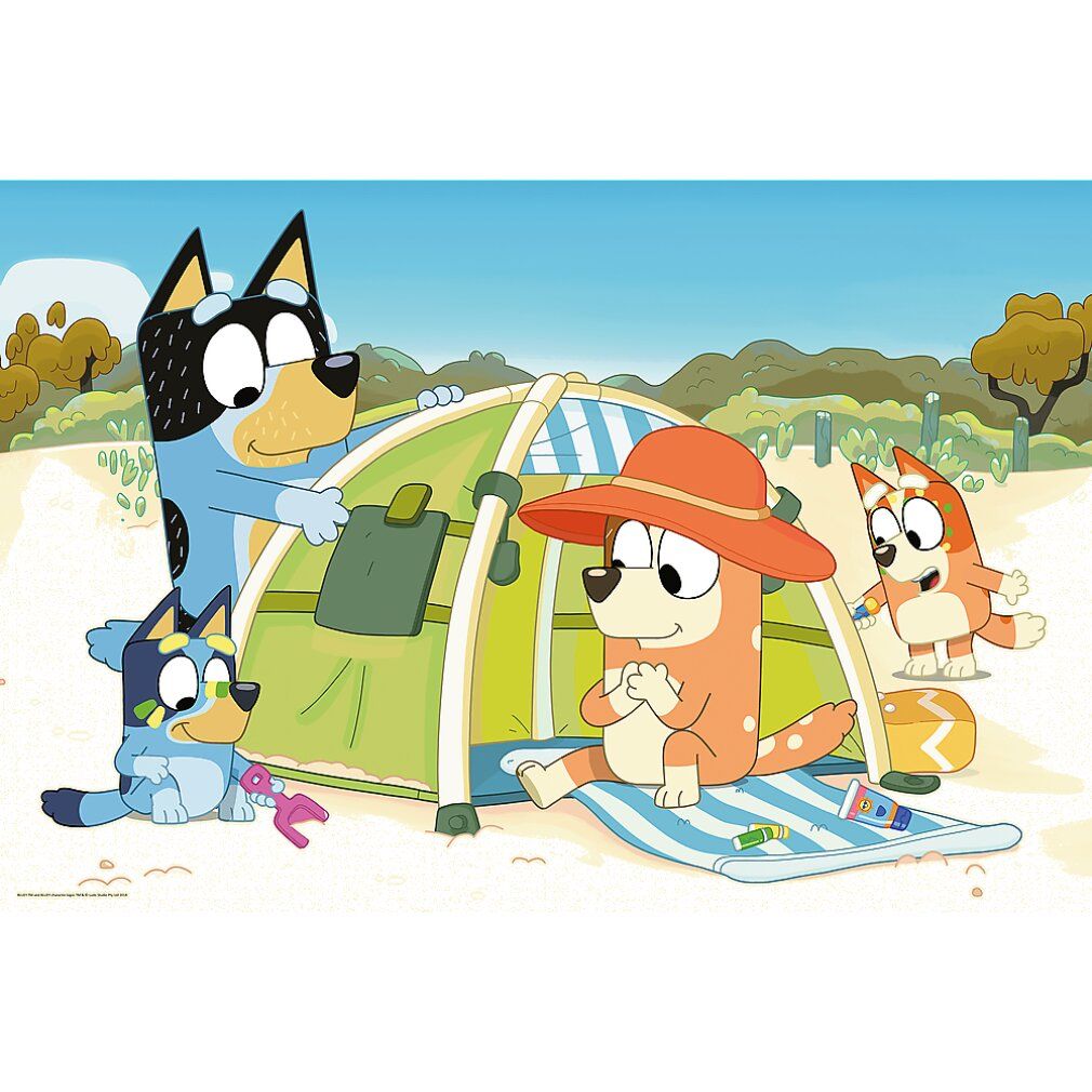 Puzzel met Bluey-figuren op het strand. Tent, strandlaken en figuren. Achtergrond: duinen en lucht.