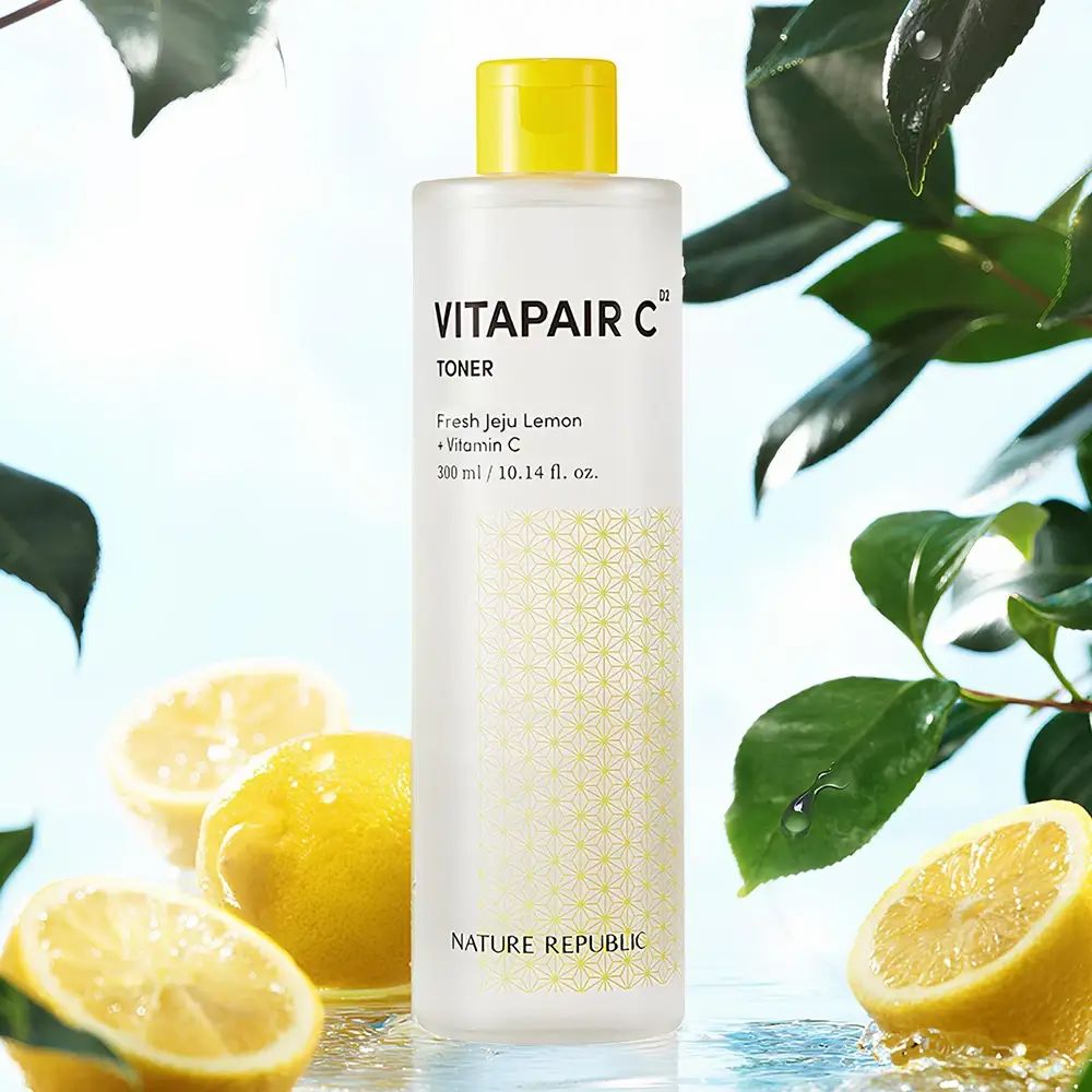 Transparante fles met gele dop. Opschrift: VITAPAIR C Toner, Fresh Jeju Lemon + Vitamine C. Citroenen en bladeren op de achtergrond.