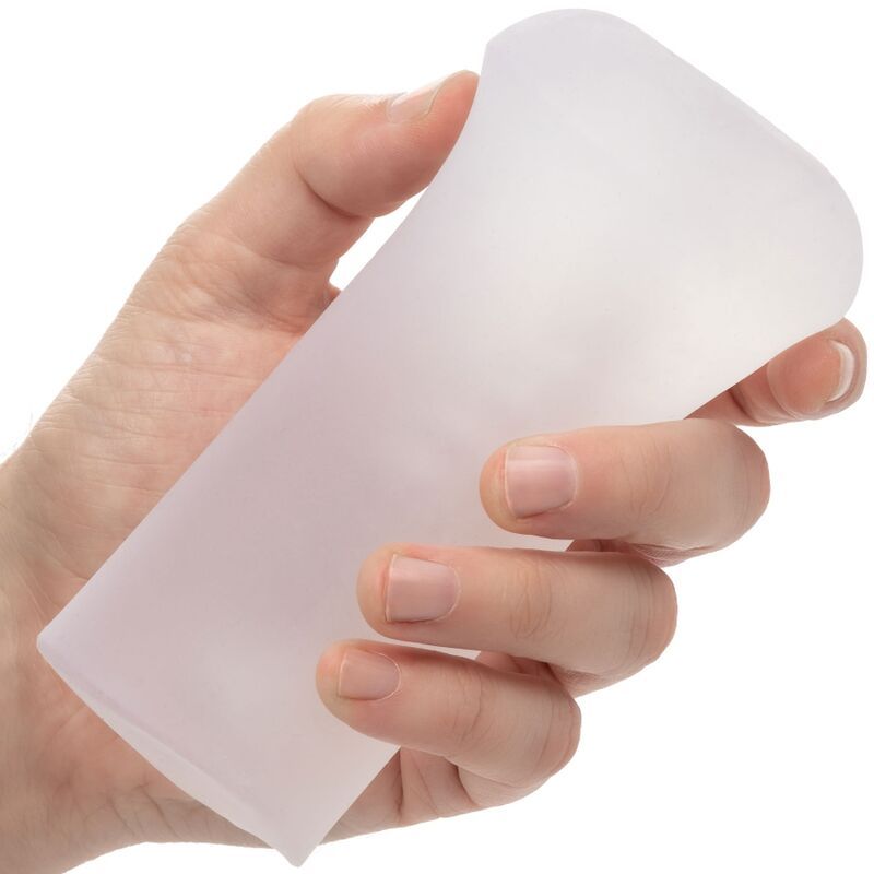 Een hand houdt een doorschijnende, melkwitte siliconen beker vast. Het materiaal is flexibel.