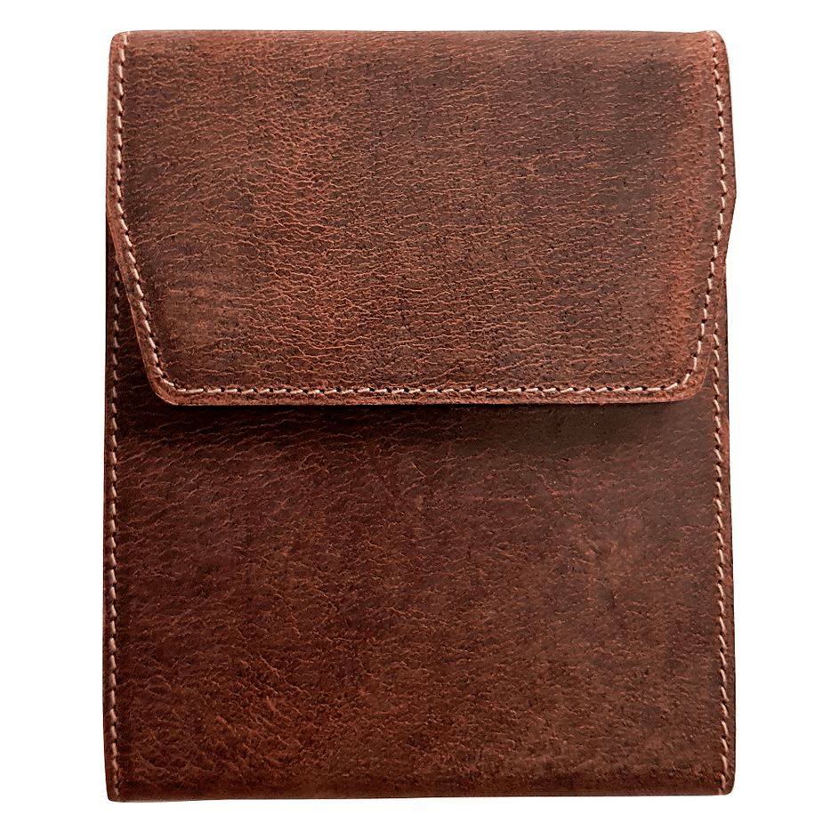 Étui en cuir marron, carré, avec rabat et coutures claires. Fermé.