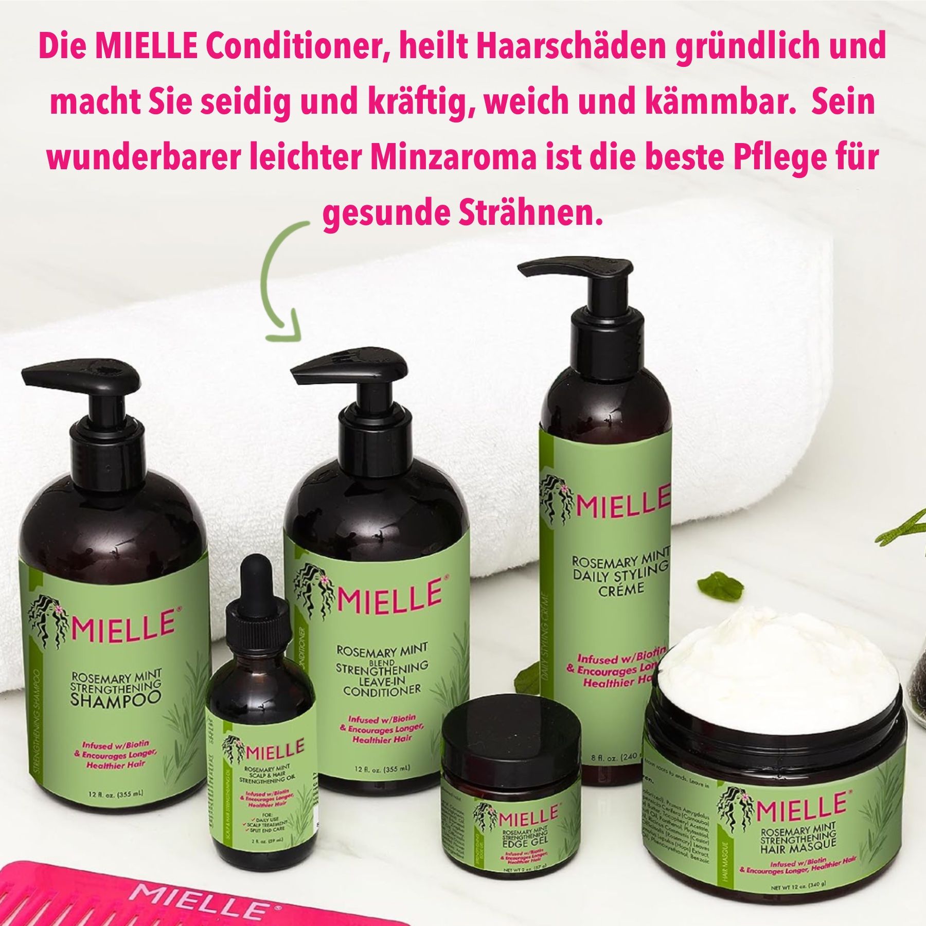 Gamme de produits Mielle. Shampooing, conditionneur, huile, gel, masque et crème. Tous au romarin et à la menthe. Sur une serviette blanche.