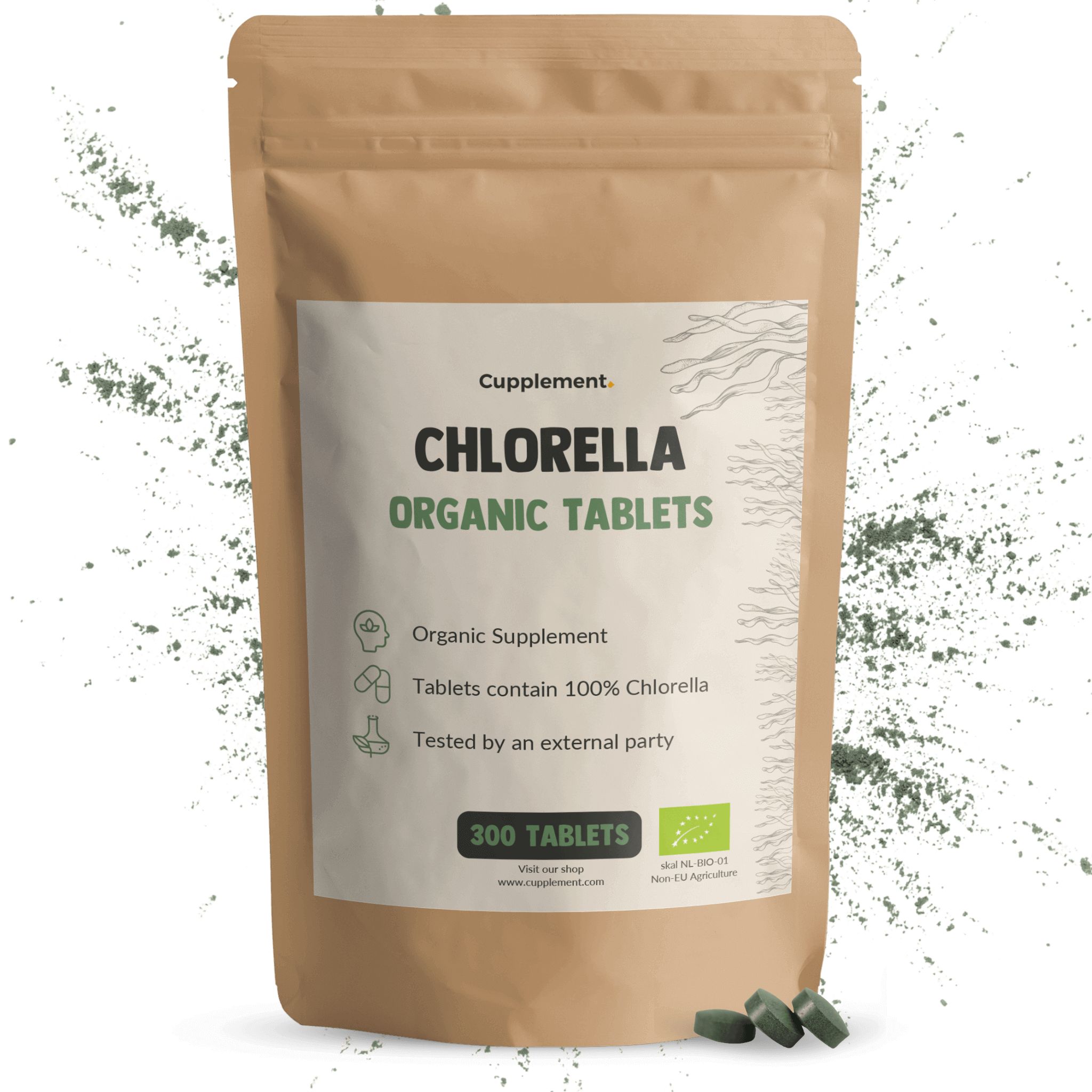 Zakje met Chlorella Organic Tablets. Tekst: Cupplement, 300 tabletten, Organic Supplement, 100% chlorella. Groene tabletten.