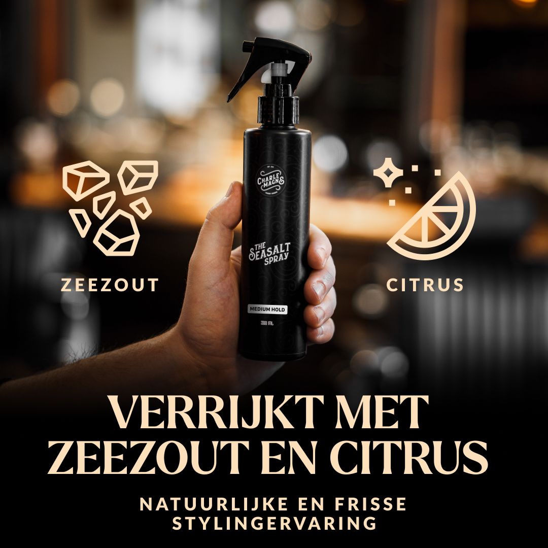Zwarte sprayfles "The Seasalt Spray" "Medium Hold" vastgehouden door een hand.