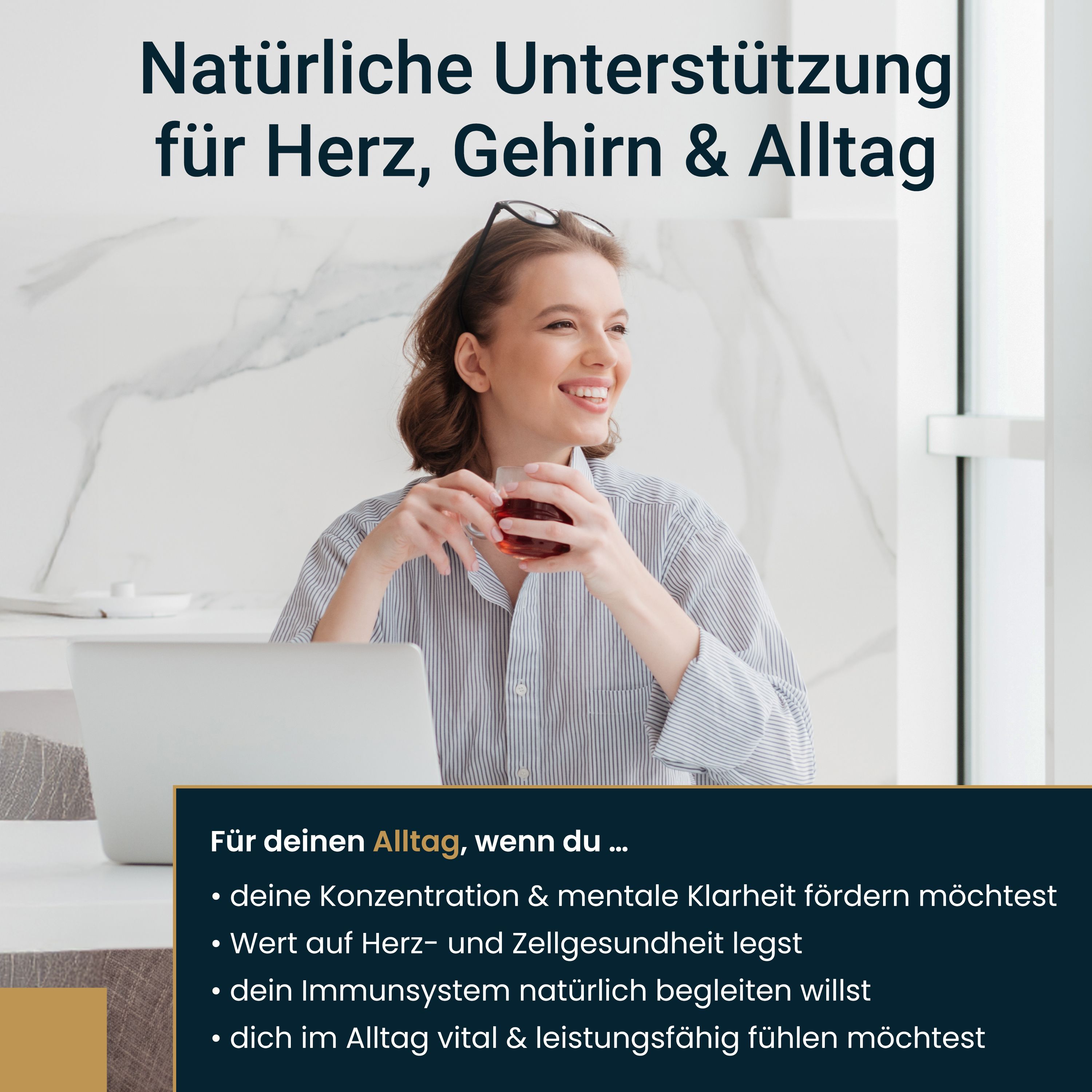 Femme avec des lunettes assise devant un ordinateur portable et souriante. Texte : Soutien naturel pour le cœur, le cerveau et le quotidien.