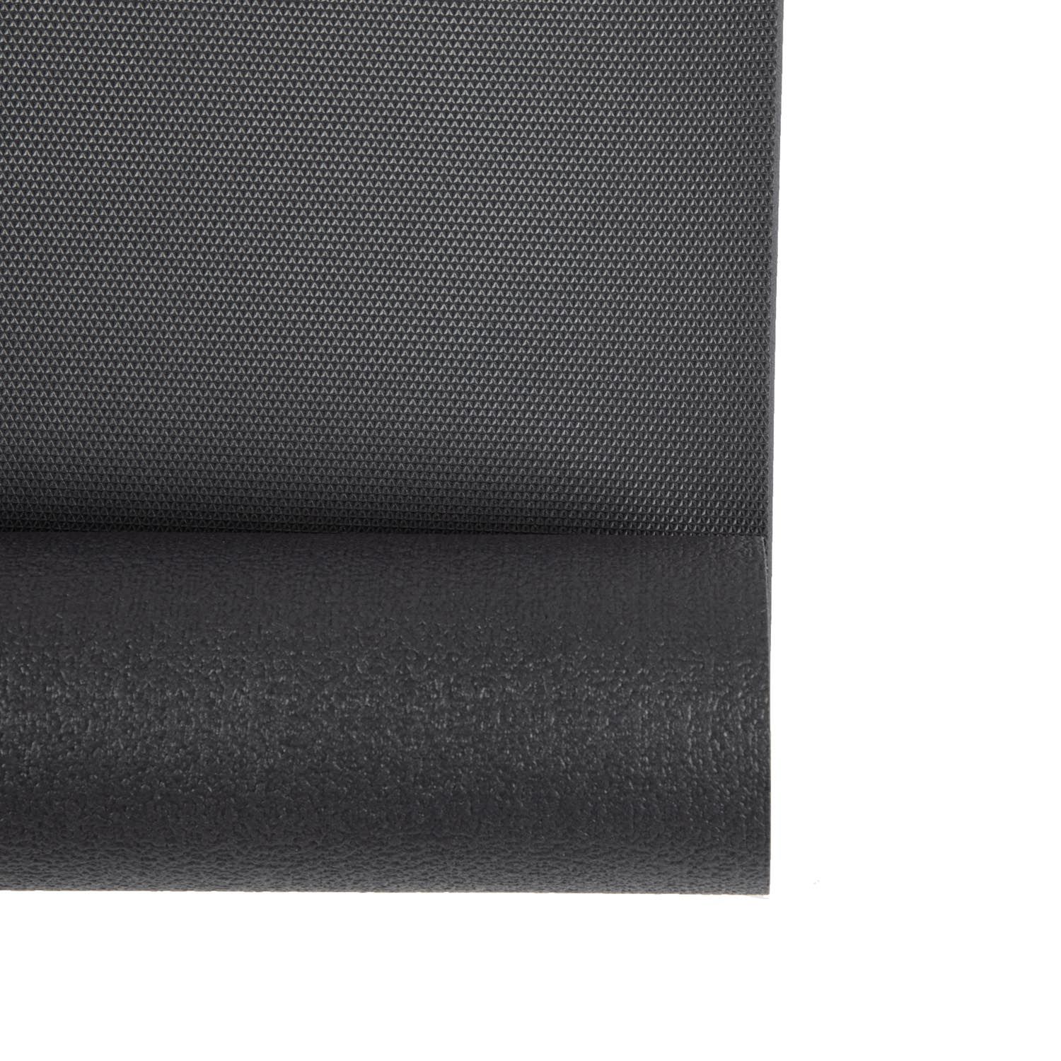 Detail van een donkergrijze yogamat, opgerold. Op witte achtergrond.