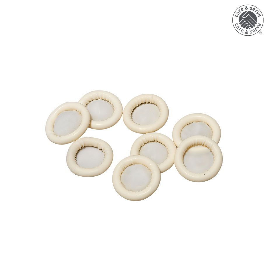 Acht witte latex vingerlingen met witte rand, op witte achtergrond.