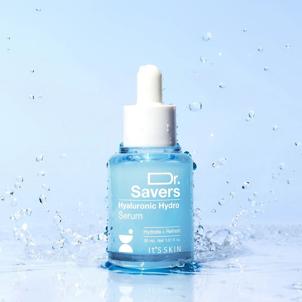 Flacon de sérum bleu avec compte-gouttes blanc. Inscription : Dr. Savers Hyaluronic Hydro Serum. Marque : IT'S SKIN. Eau éclaboussant.