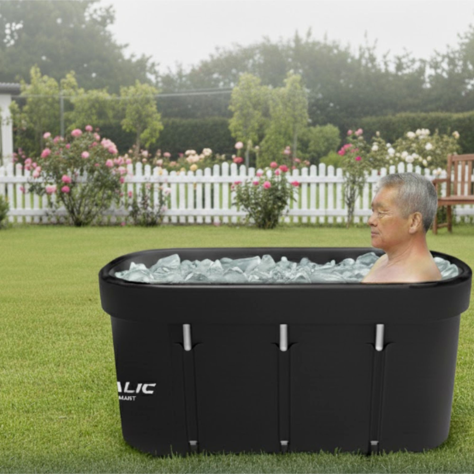 Homme dans un bain de glace noir avec glaçons. Dans le jardin. Logo VITALIC.