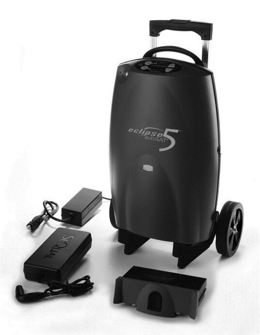 Mobiele zuurstofconcentrator met wielen en handvat. Inclusief voedingen en batterij. Opschrift: eclipse 5 autosat.