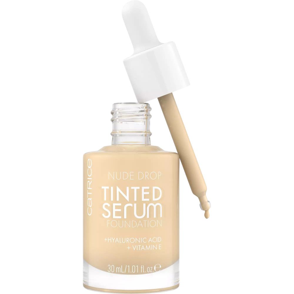 Flacon de sérum teinté avec pipette. Pipette avec sérum. Inscription: Nude Drop Tinted Serum Foundation.