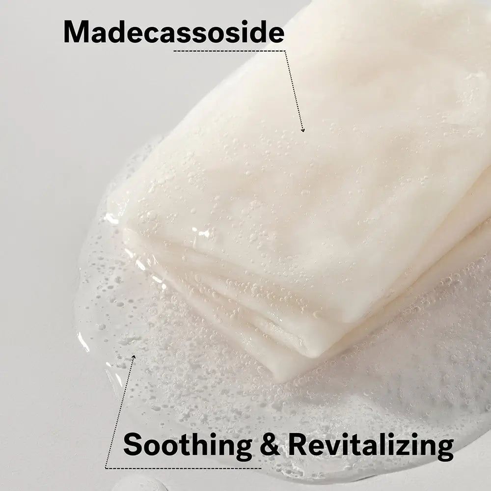 Masques tissu anti-imperfections ROVECTIN DR. MASK CICA empilés dans un liquide moussant, étiquetés 'Madecassoside'.