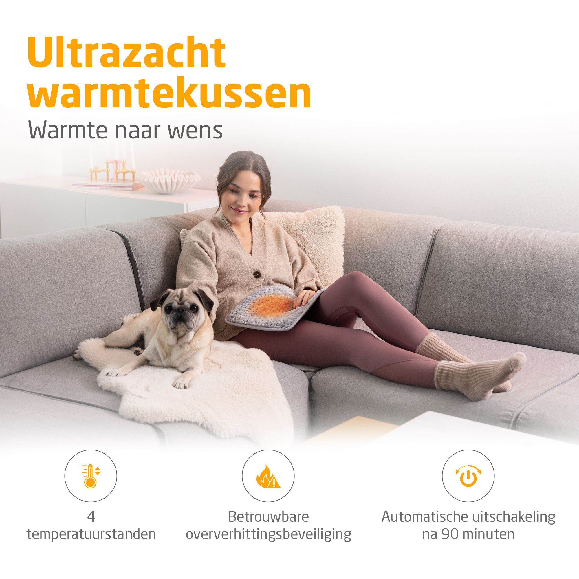 Lichtgrijs warmtekussen. Vrouw op bank met hond. 4 temperatuurstanden, oververhittingsbeveiliging, automatische uitschakeling.