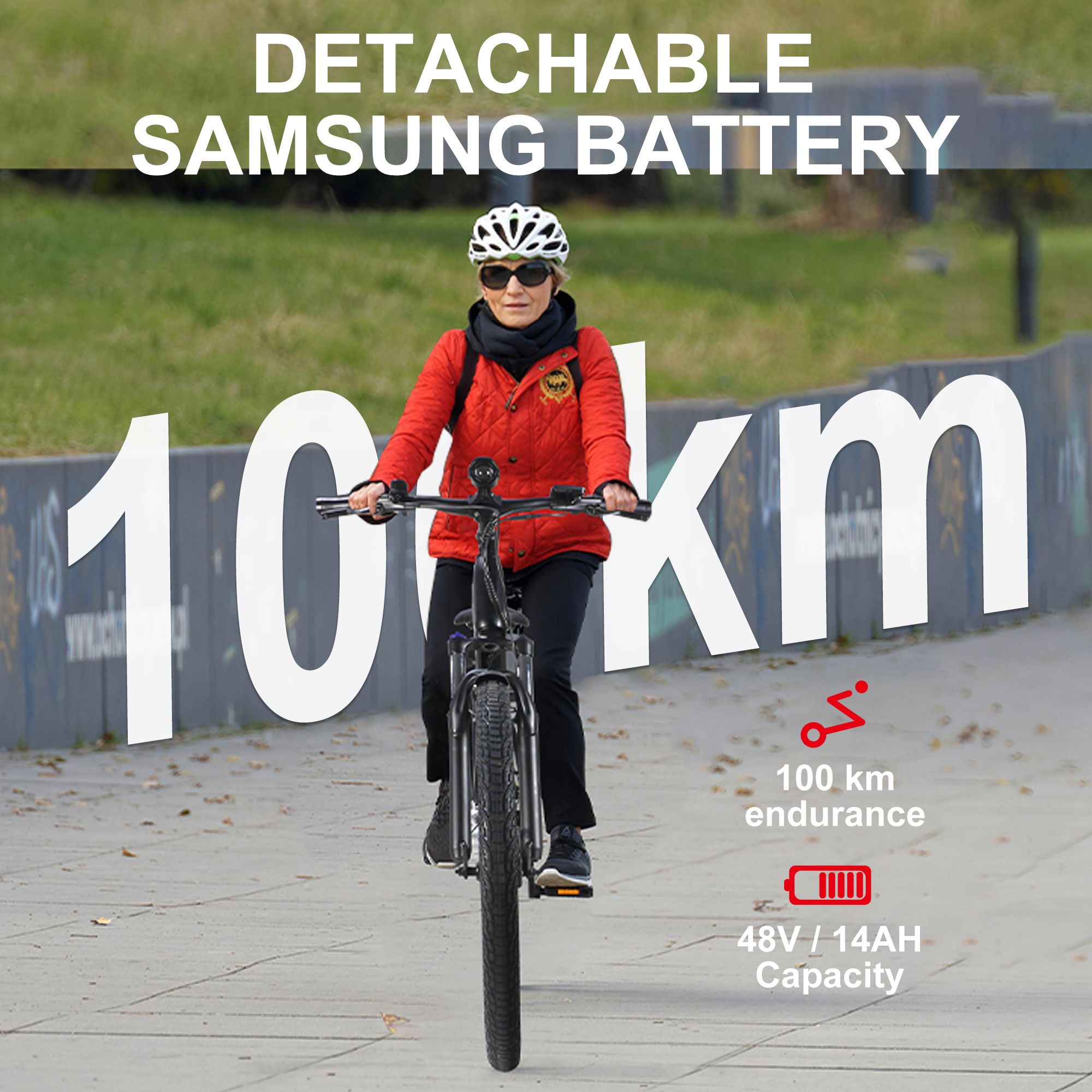 Une femme sur un vélo électrique Miyazaki noir. Texte : batterie Samsung amovible, autonomie de 100 km, capacité de 48 V/14 Ah.