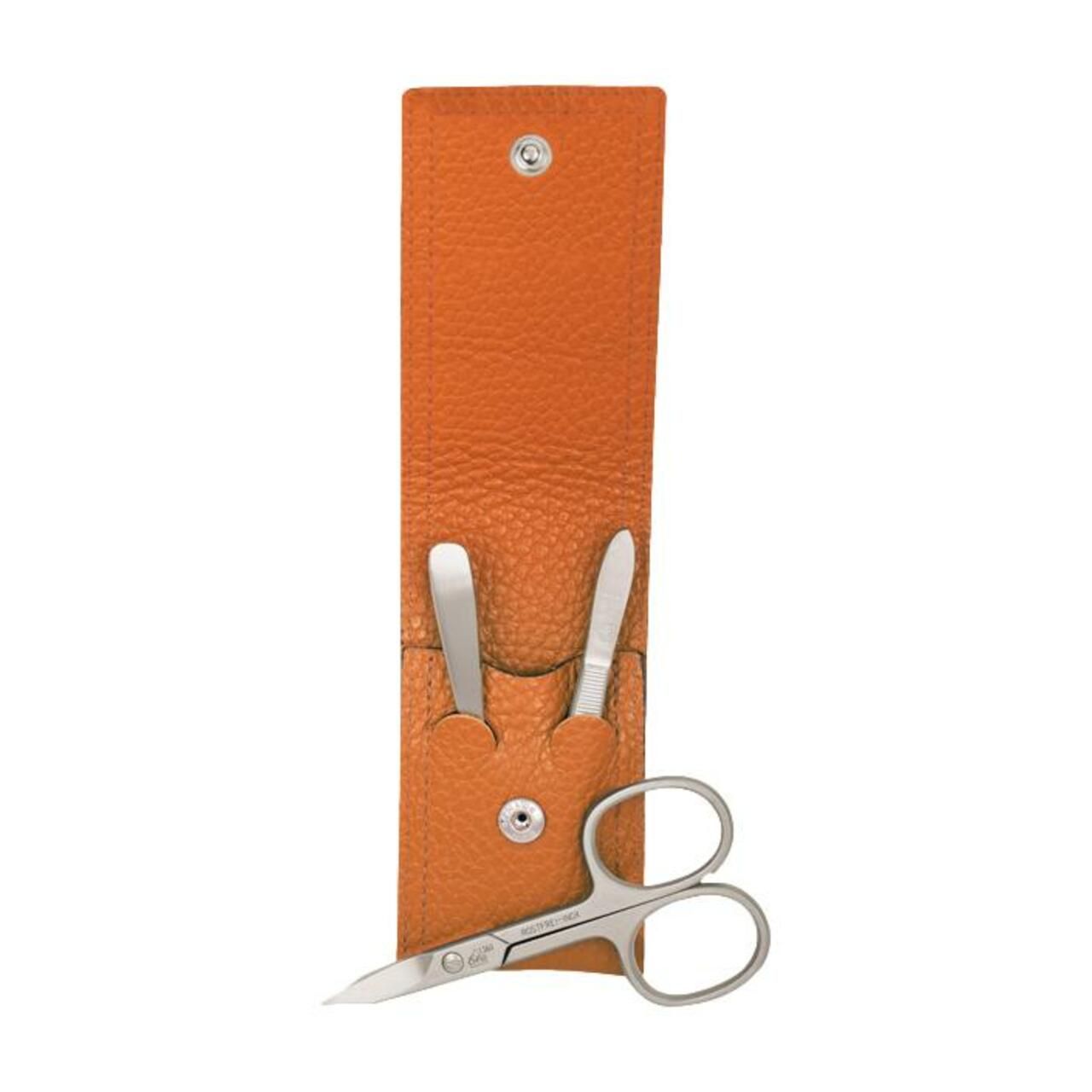 Ensemble de manucure avec ciseaux, repousse-cuticules et pince à épiler dans un étui en cuir orange.